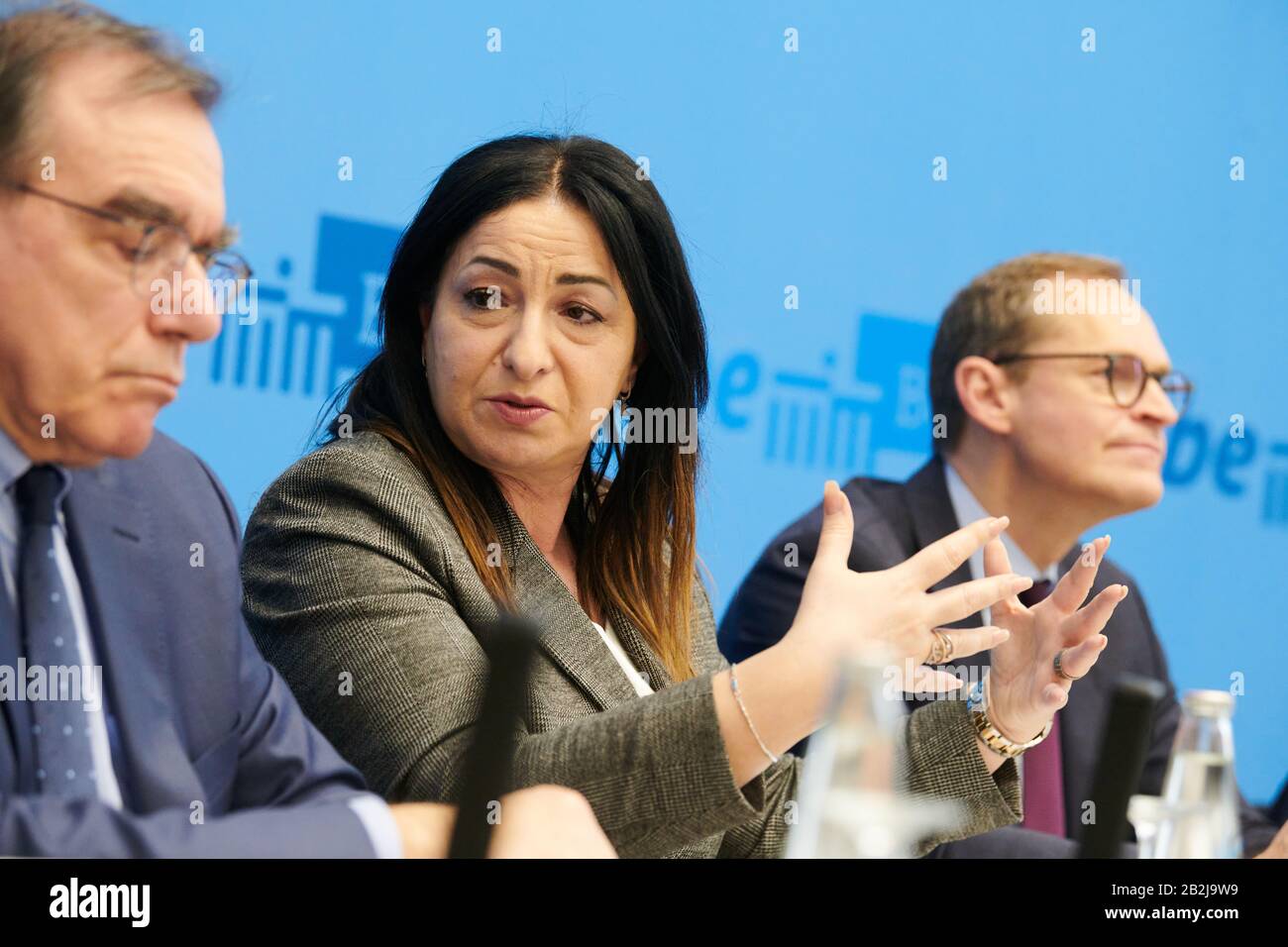 Berlino, Germania. 03rd Mar, 2020. Dilek Kalayci (SPD), senatore per la salute, l'assistenza infermieristica e Le Pari Opportunità, parlerà insieme a Michael Müller (SPD, r), sindaco del governo, e Ulrich Frei, direttore medico della Charite, nel Municipio Rosso sullo status attuale nella lotta contro il coronavirus. Credito: Annette Riedl/Dpa/Alamy Live News Foto Stock