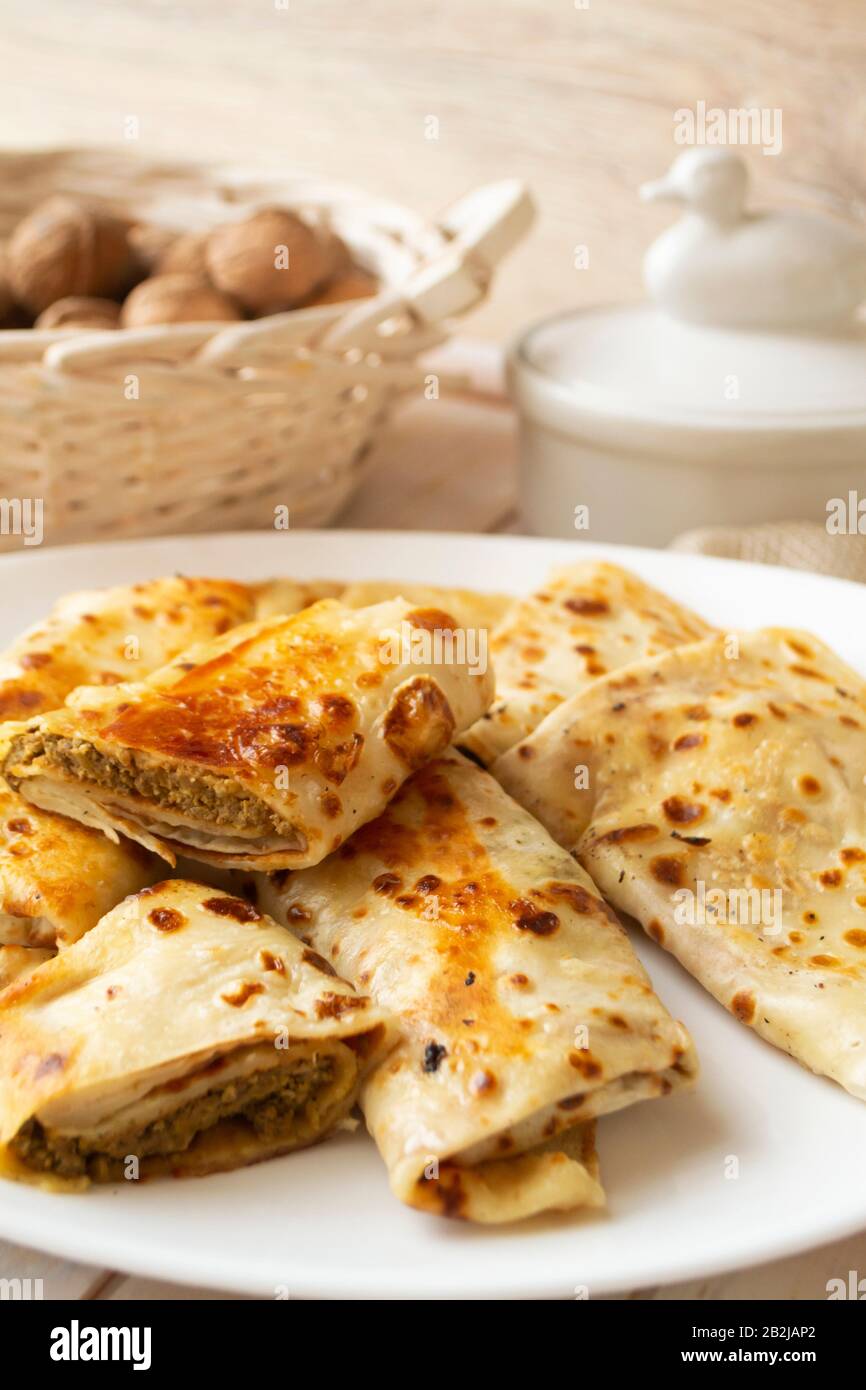 gustosi pancake ripieni crepes con carne da vicino. Frittelle sottili con farciture. Frittelle ripieni fritte russe blintzes con carne e giblets, cuore, l Foto Stock