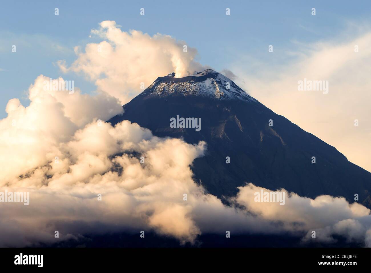 Vulcano Tungurahua fumatori inizio 2012 Foto Stock
