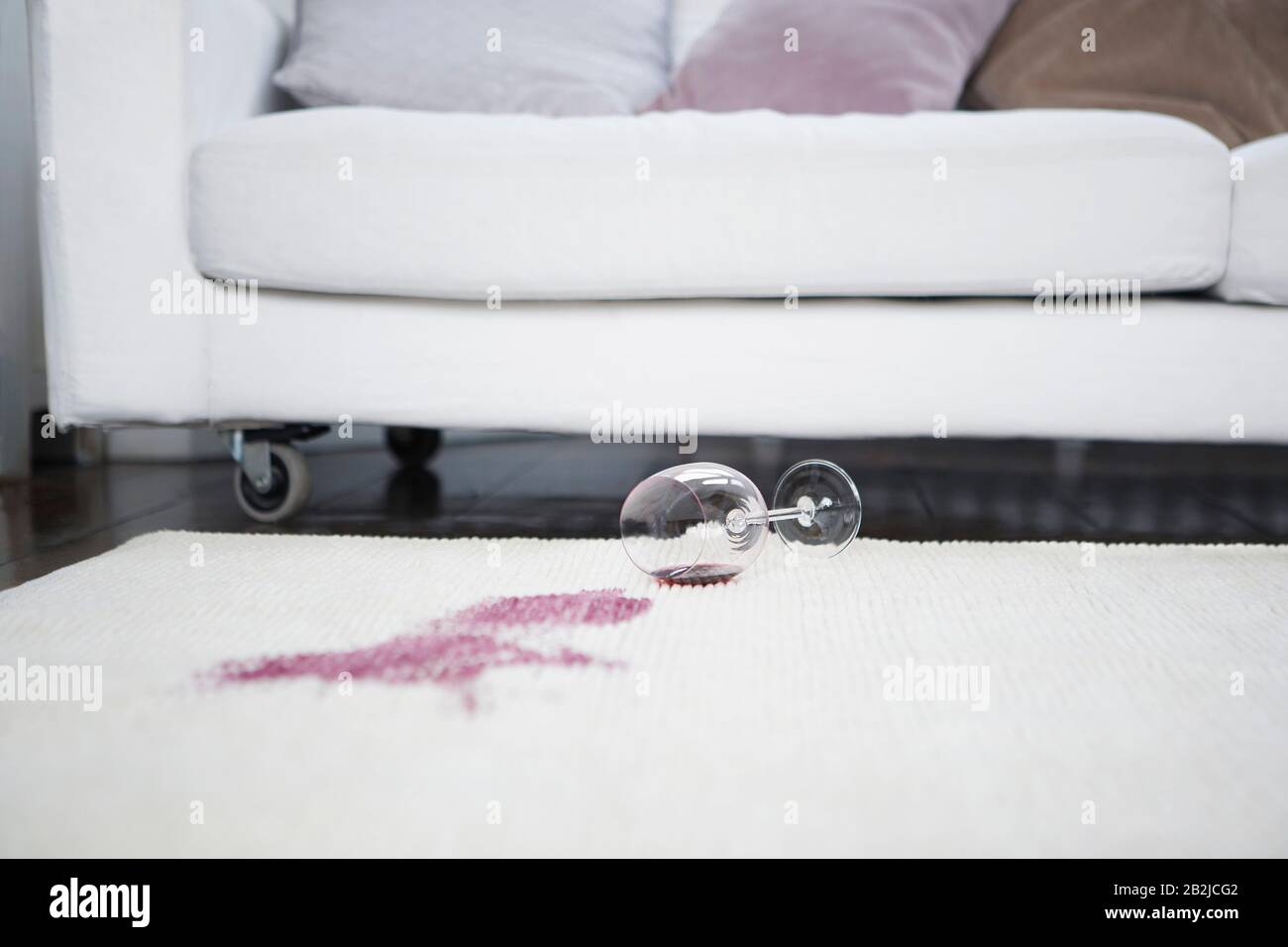 Fuoriuscita di vino sul pavimento del soggiorno Foto Stock