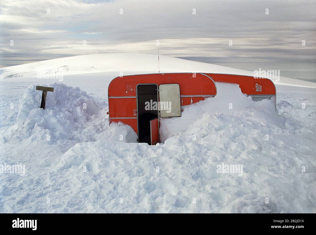 Rimorchio parzialmente sepolto nella neve Foto Stock