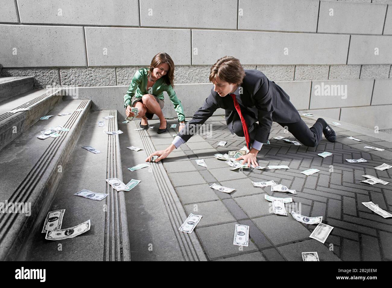 Busines uomo e donna che raccolgono soldi su gradini Foto Stock