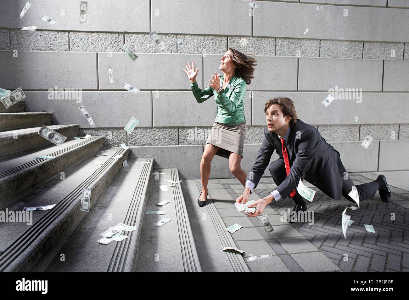 Busines uomo e donna che raccolgono soldi cadendo su passi Foto Stock