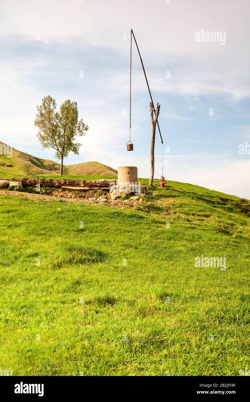 Il vecchio tipo di fontana che utilizza un equilibrio per l'estrazione di acqua Foto Stock