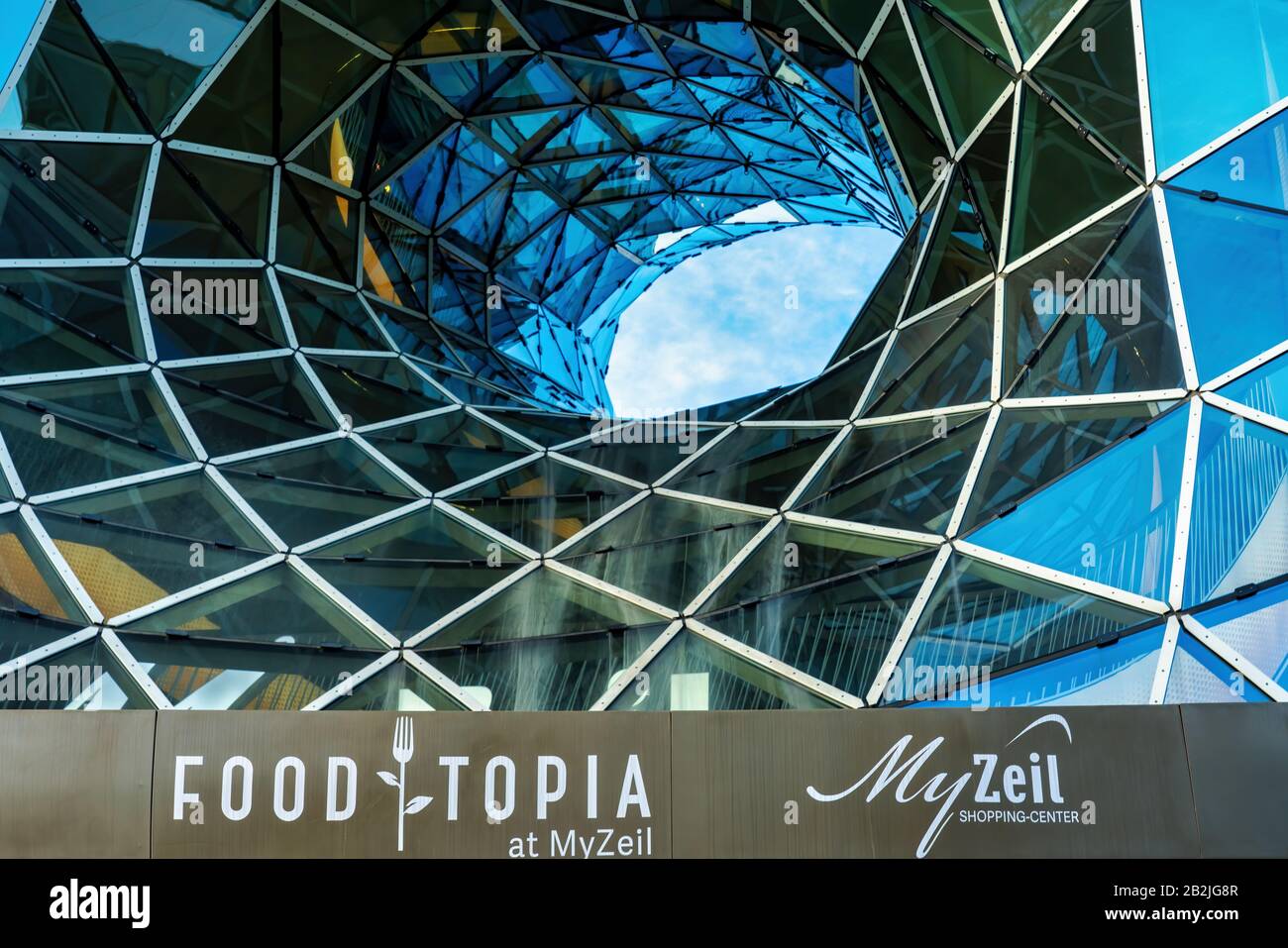 Francoforte, Germania: 03/01/2020: MyZeil, un moderno centro commerciale nel centro di Francoforte, Progettato dall'architetto italiano Massimiliano Fuksas Foto Stock