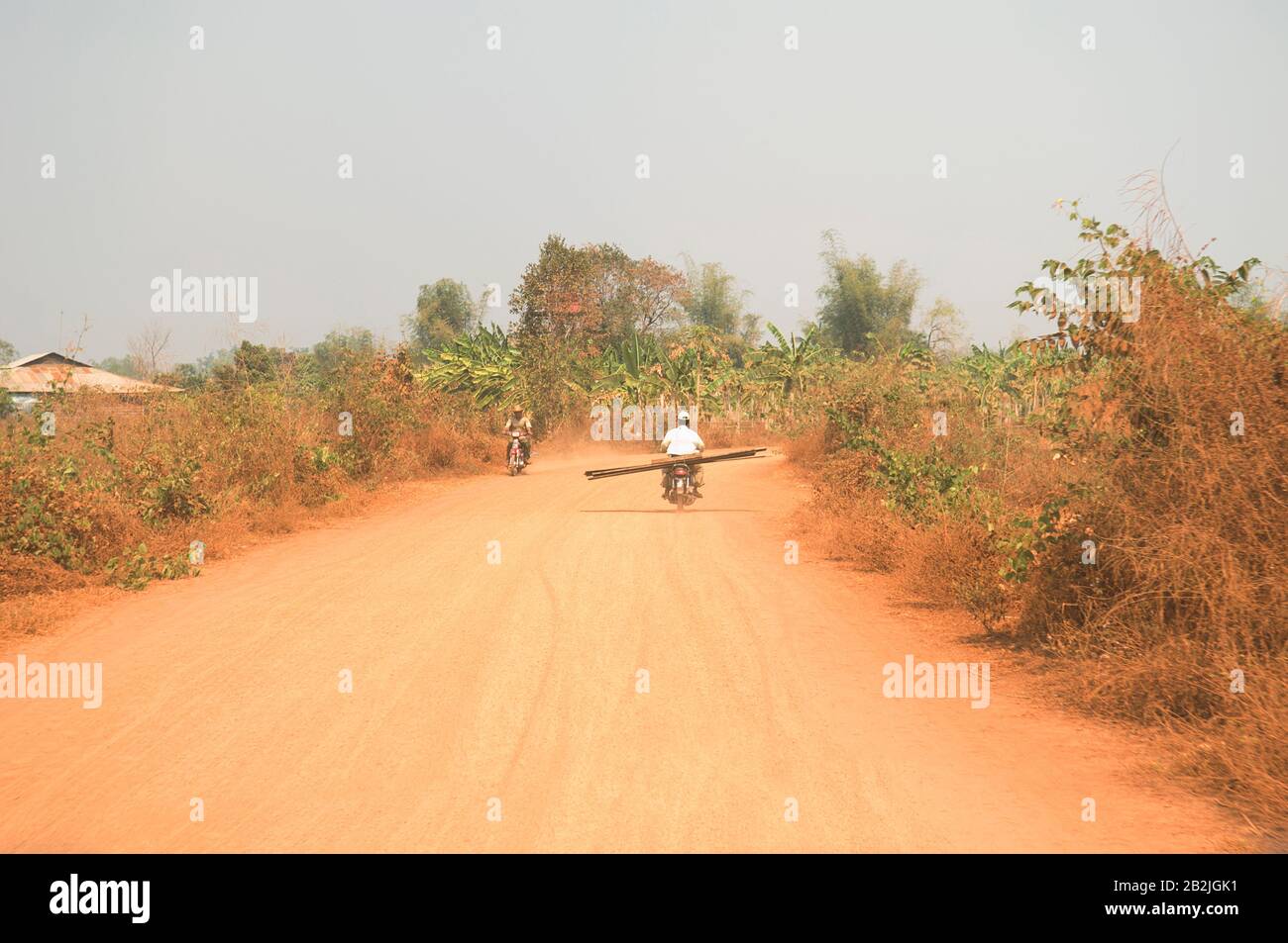 Moto su Strada Sterrata rurale in Asia Foto Stock