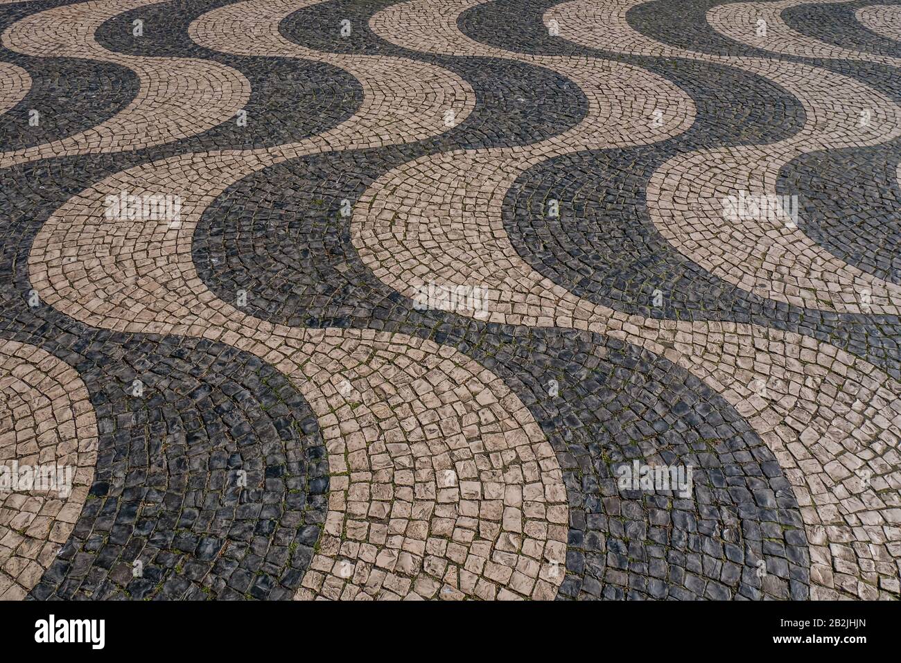 Pavimentazione portoghese, calcada portuguesa, zona pedonale in Piazza Rossio o Piazza Re Pedro IV nella città di Lisbona Foto Stock