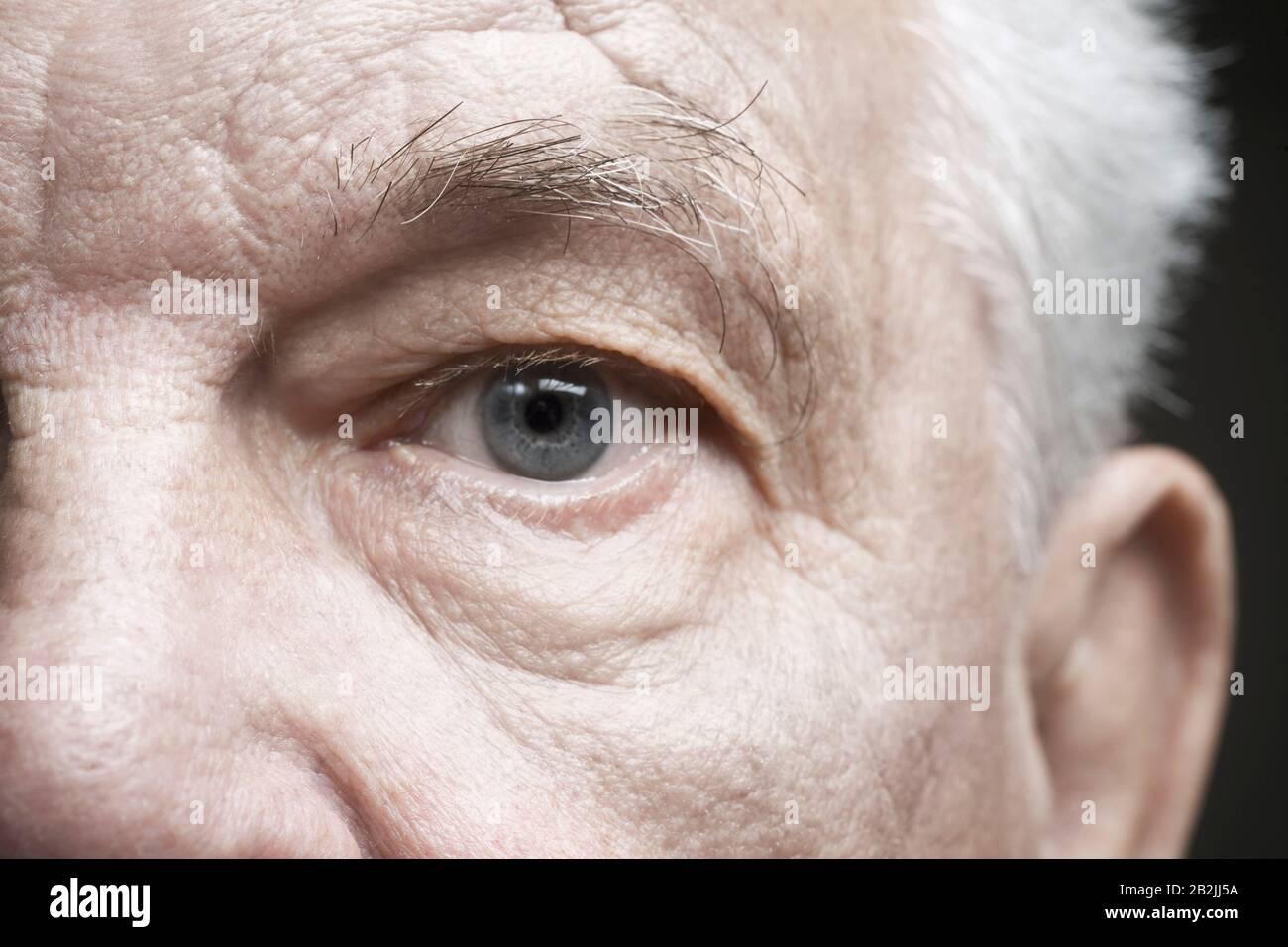 Primo piano dell'occhio dell'uomo anziano Foto Stock