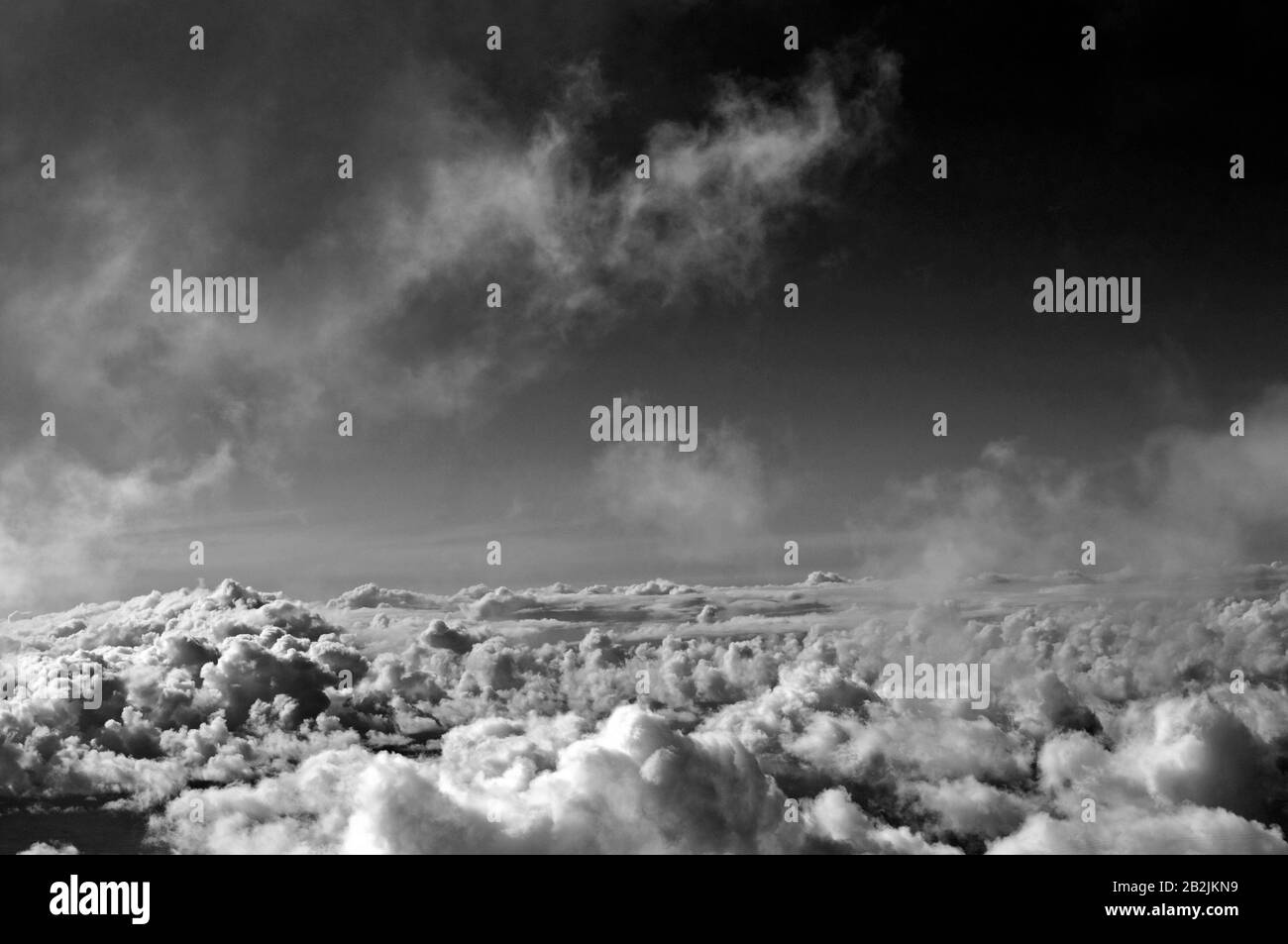 Guardando giù da sopra le nuvole. Fotografia in bianco e nero Foto Stock