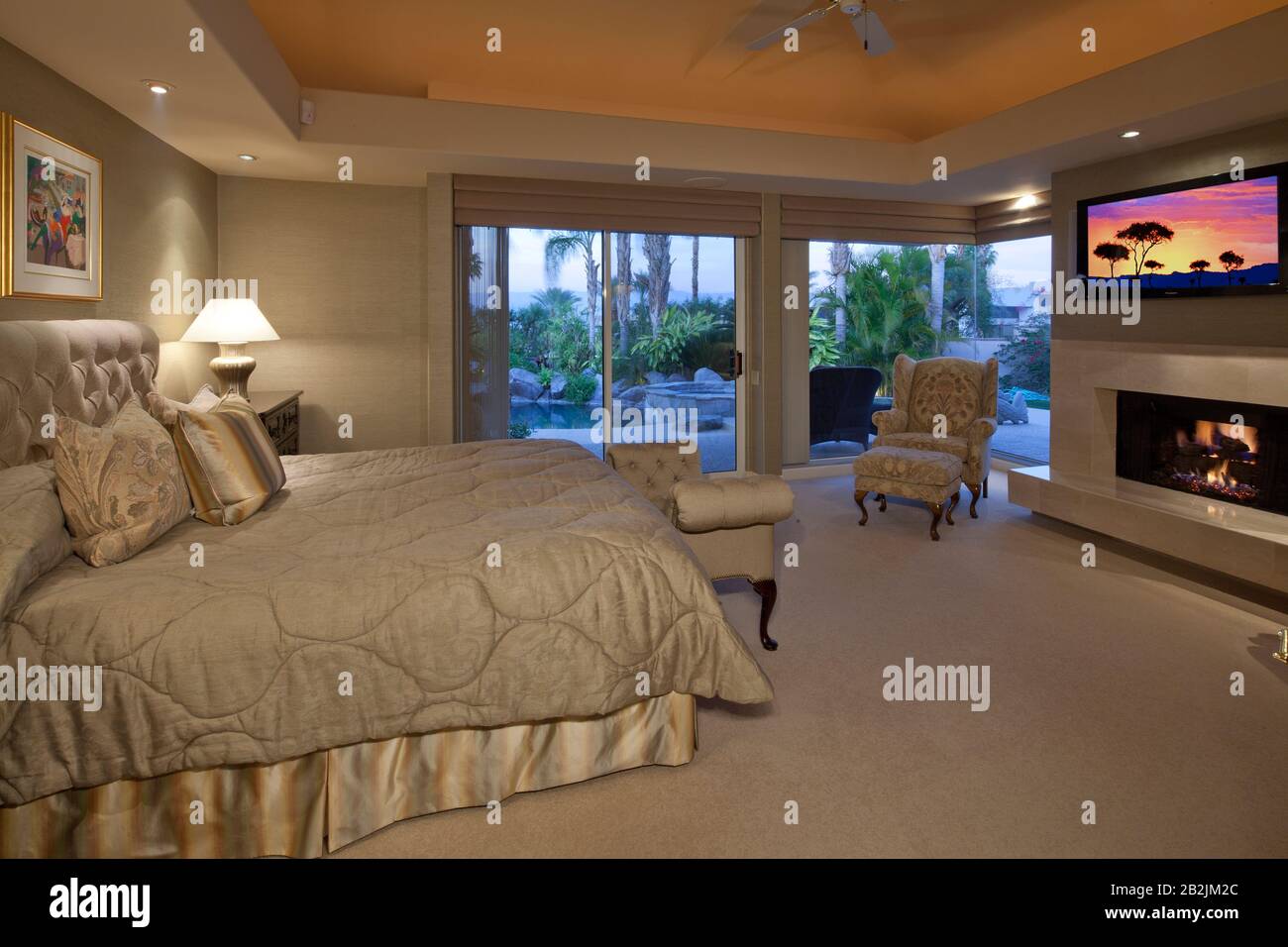 Televisore a schermo piatto nella nicchia sopra il caminetto nella camera da letto principale Foto Stock