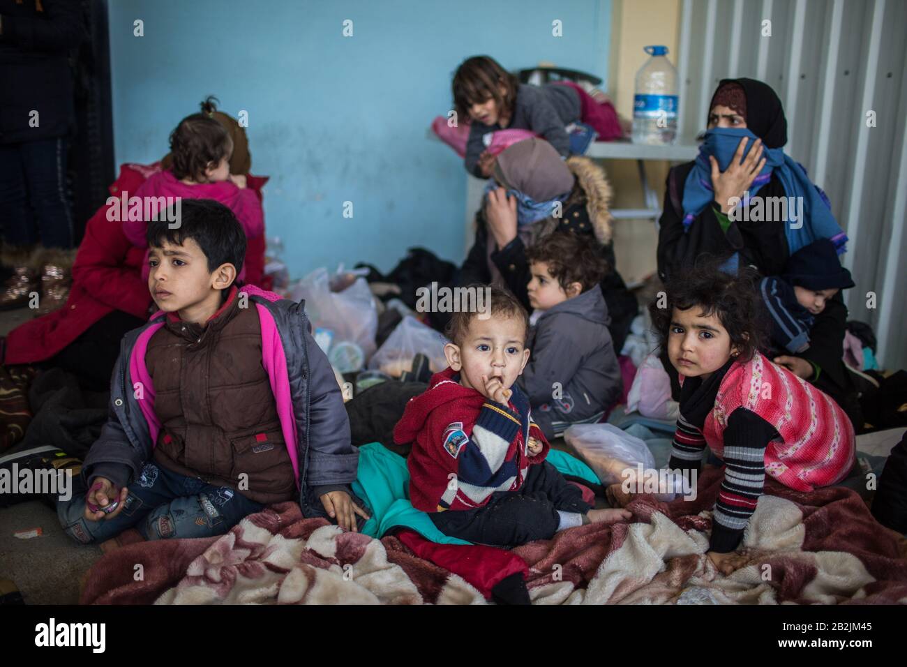 Ipsala, Turchia. 03rd Mar, 2020. I rifugiati si riuniscono in un luogo di nozze per rifugiarsi mentre aspettano l'apertura del vicino incrocio Di Ipsala Lungo il confine turco-greco. Migliaia di migranti sono arrivati al valico di frontiera dopo Ankara ha affermato di non poter più contenere il numero dei rifugiati e di aprire quindi le sue frontiere a coloro che volevano dirigersi verso l'Europa. Credit: Ahmed Deeb/Dpa/Alamy Live News Foto Stock