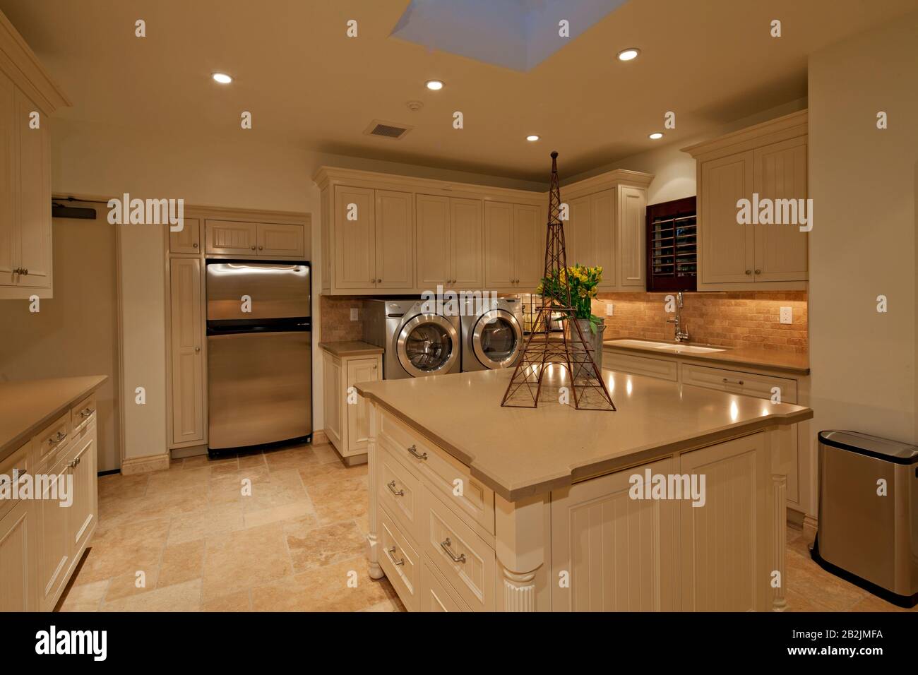 Moderno banco cucina con doccia in casa padronale Foto Stock
