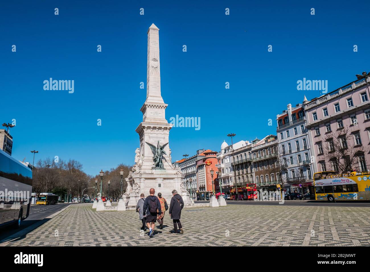 Monumento aos Restauradores (Monumento ai restauratori) è un monumento che si trova in Piazza Restauradores a Lisbona, Portogallo. Il monumento memorializza la t. Foto Stock