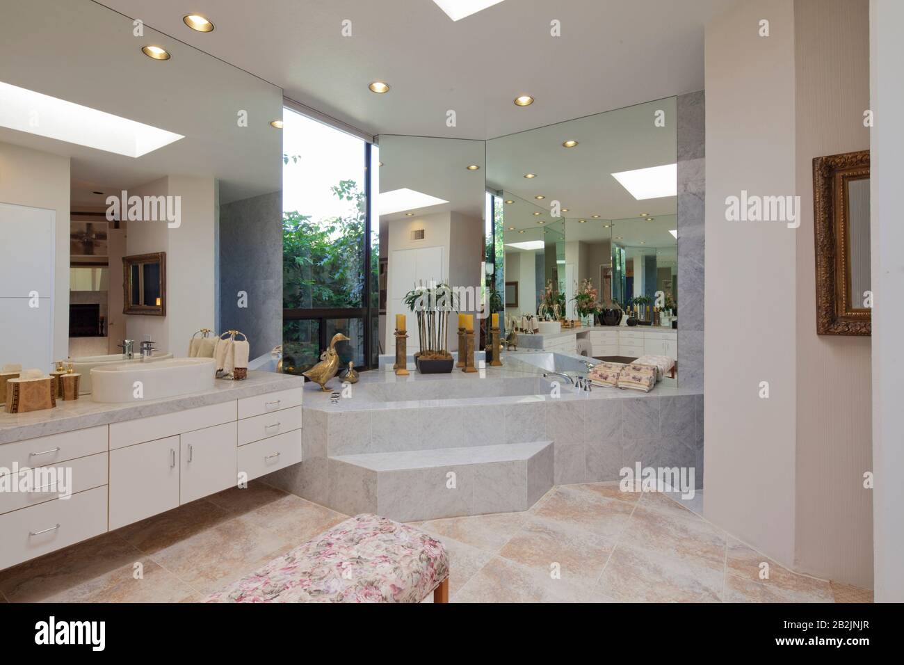 Lussuoso bagno con vasca nel palazzo Foto Stock