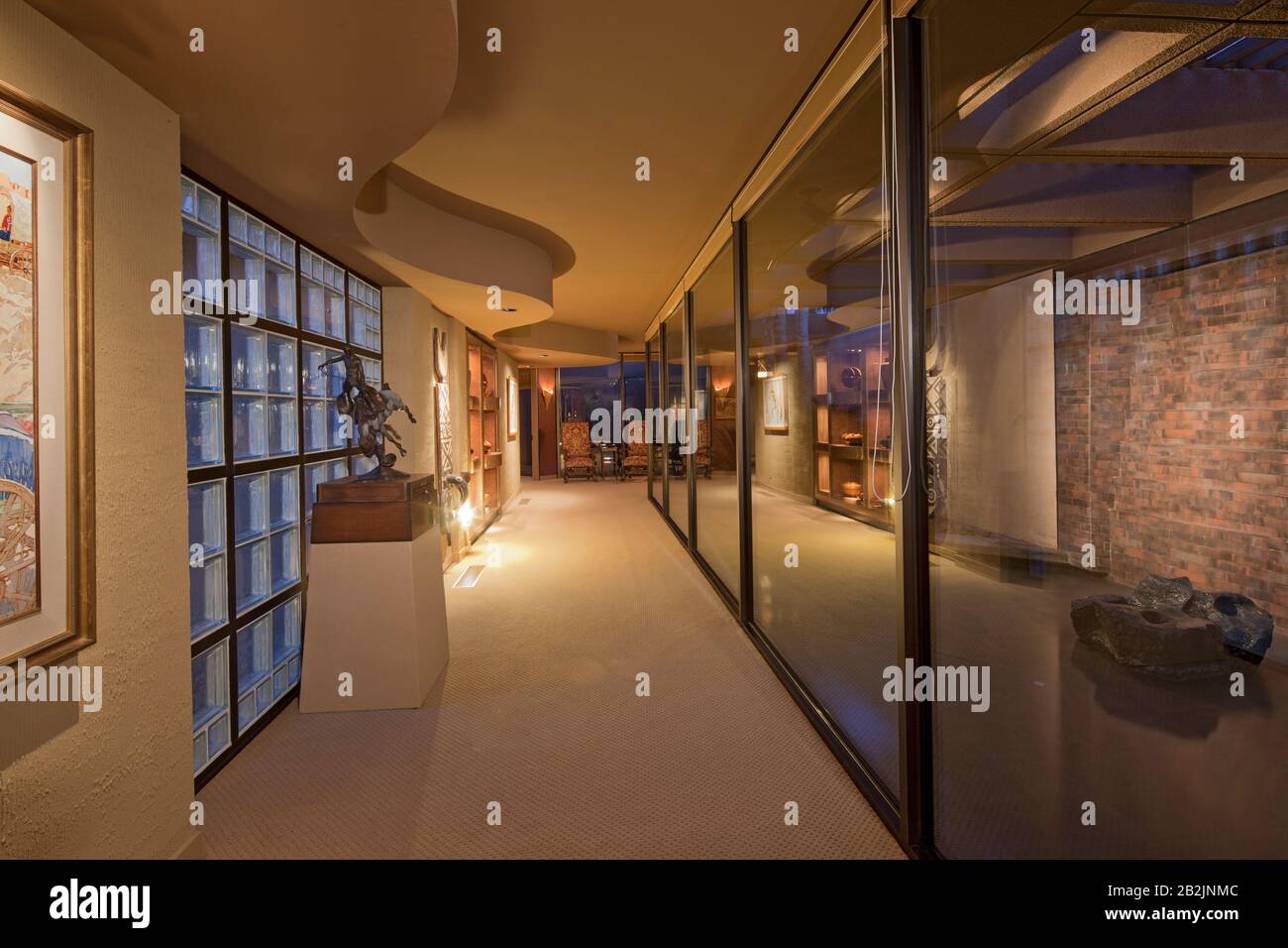 Interno lungo corridoio in villa di lusso Foto Stock