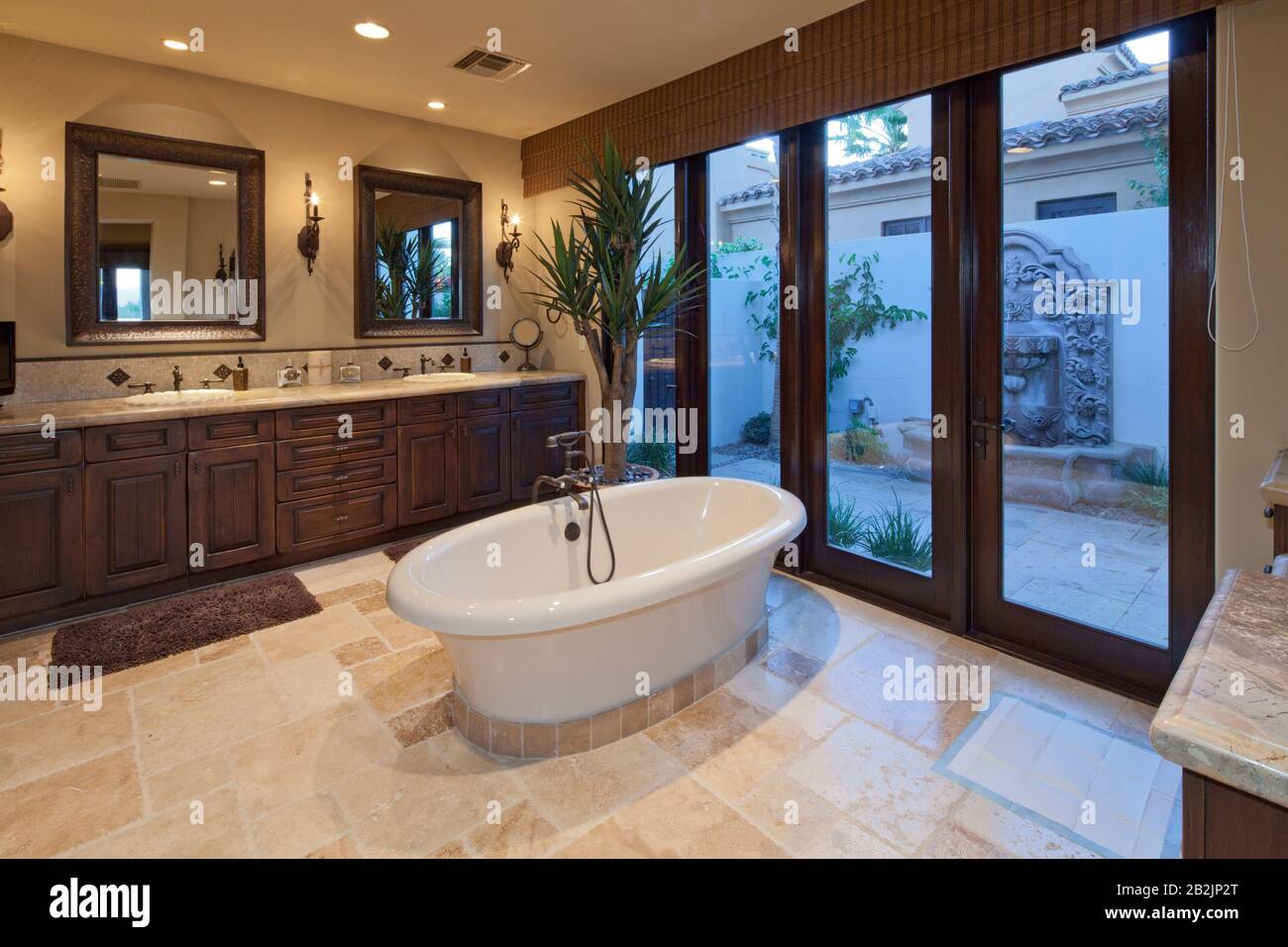 Vasca da bagno in un ampio bagno di villa di lusso Foto Stock