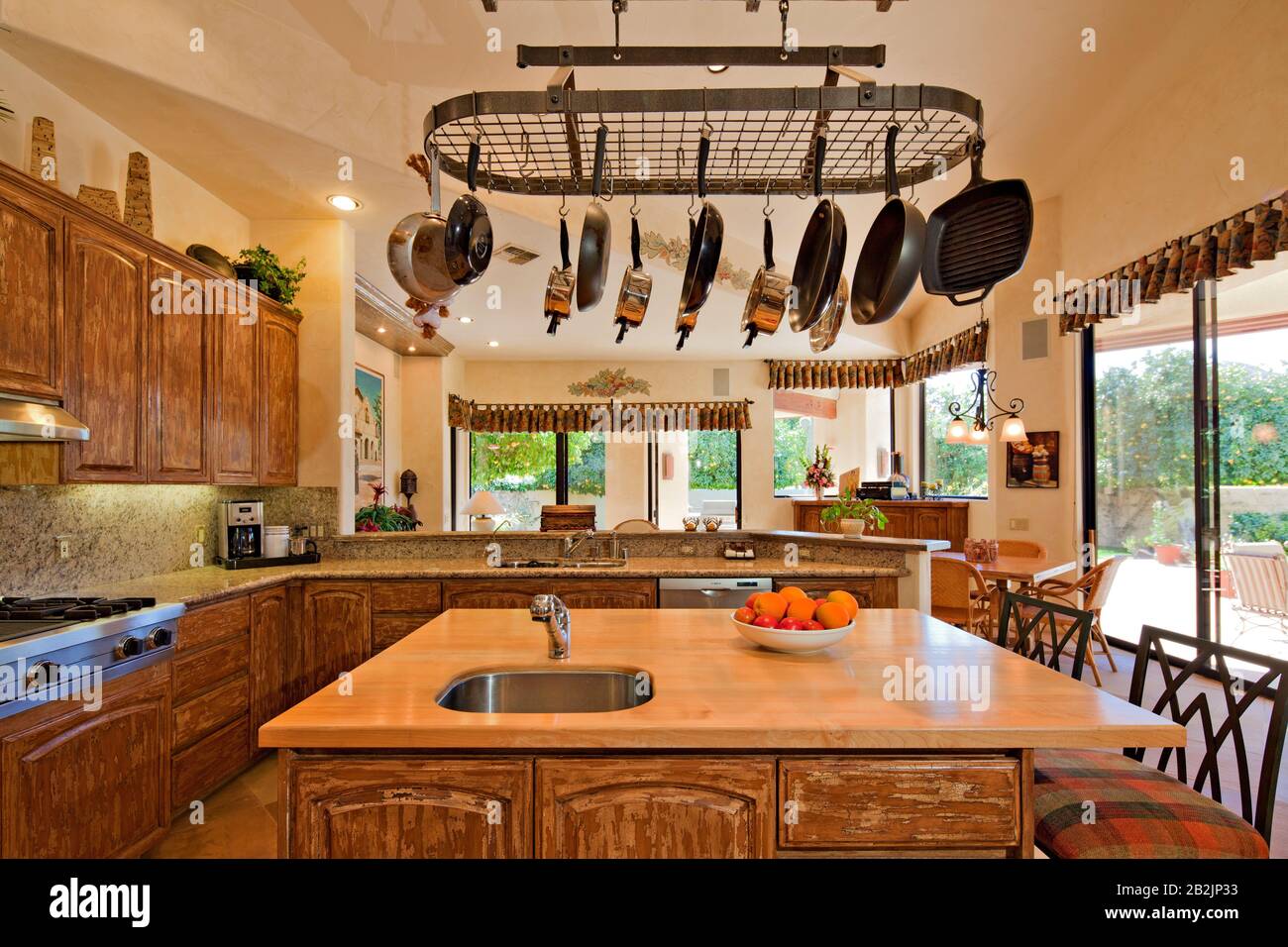 Cucina con utensili appesi in villa di lusso Foto Stock