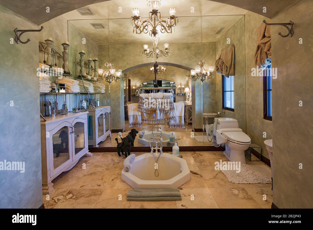 Design moderno degli interni del bagno nella villa Foto Stock