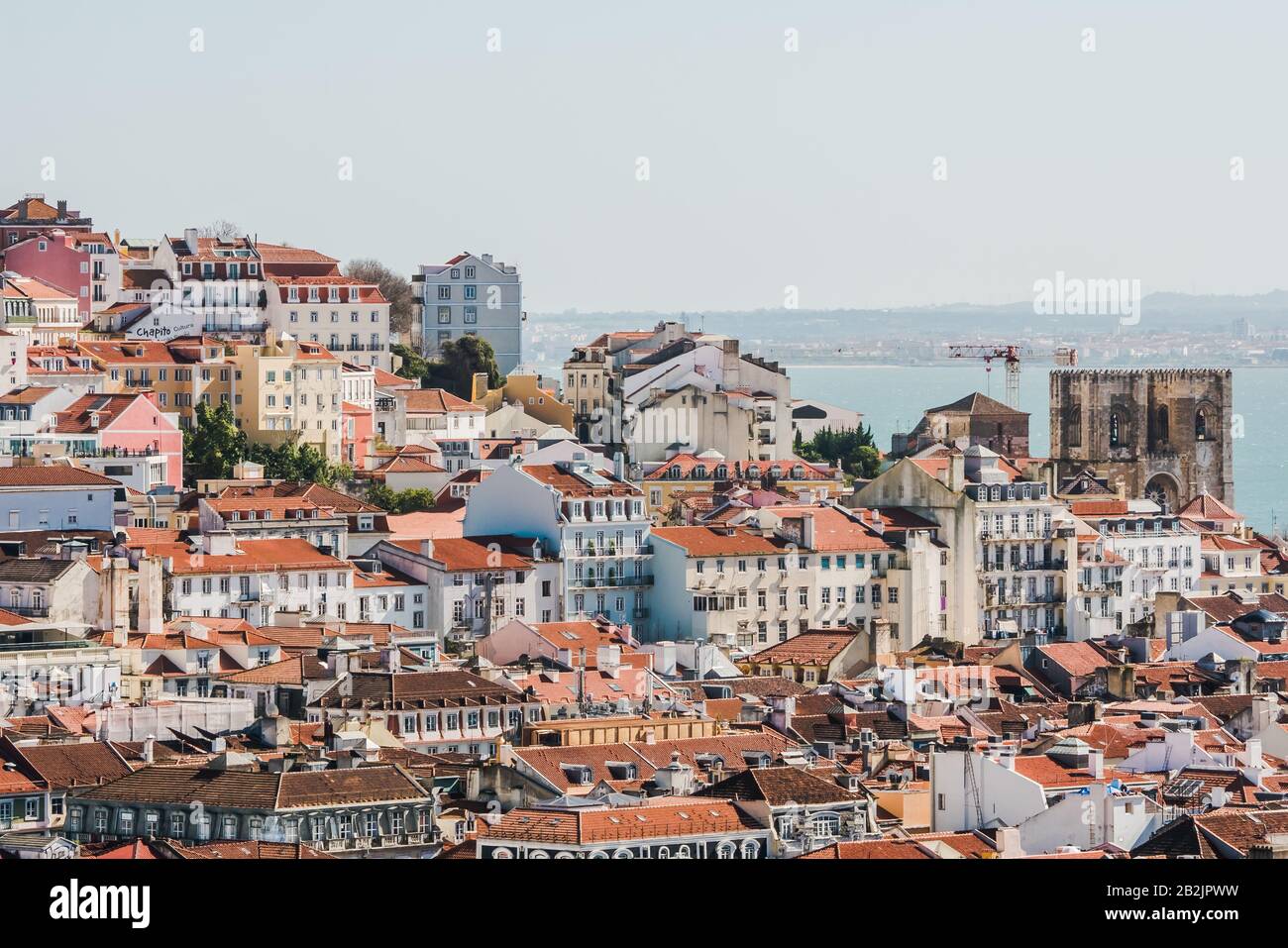 Brids vista occhio di case e proprietà residenziali a Lisbona Portogallo Foto Stock