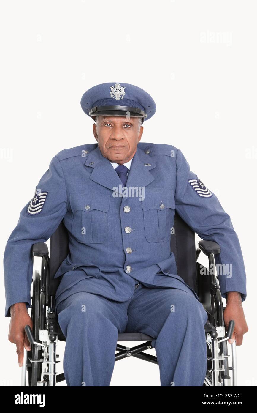 Ritratto di un funzionario senior dell'aeronautica statunitense in carrozzina su sfondo grigio Foto Stock