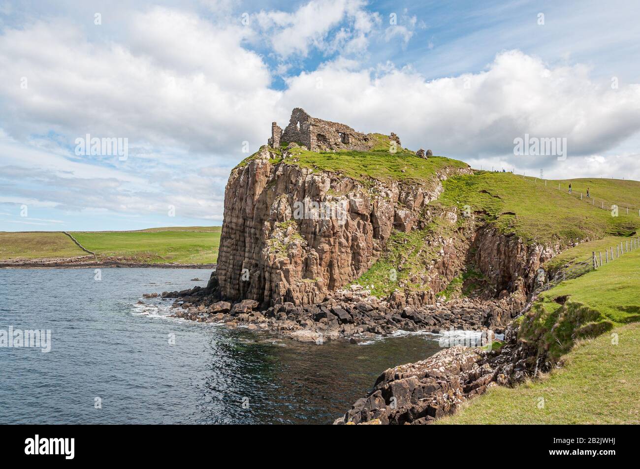 Vista delle rovine del castello di Duntulm che si affaccia sulle scogliere dell'isola di Skye Foto Stock