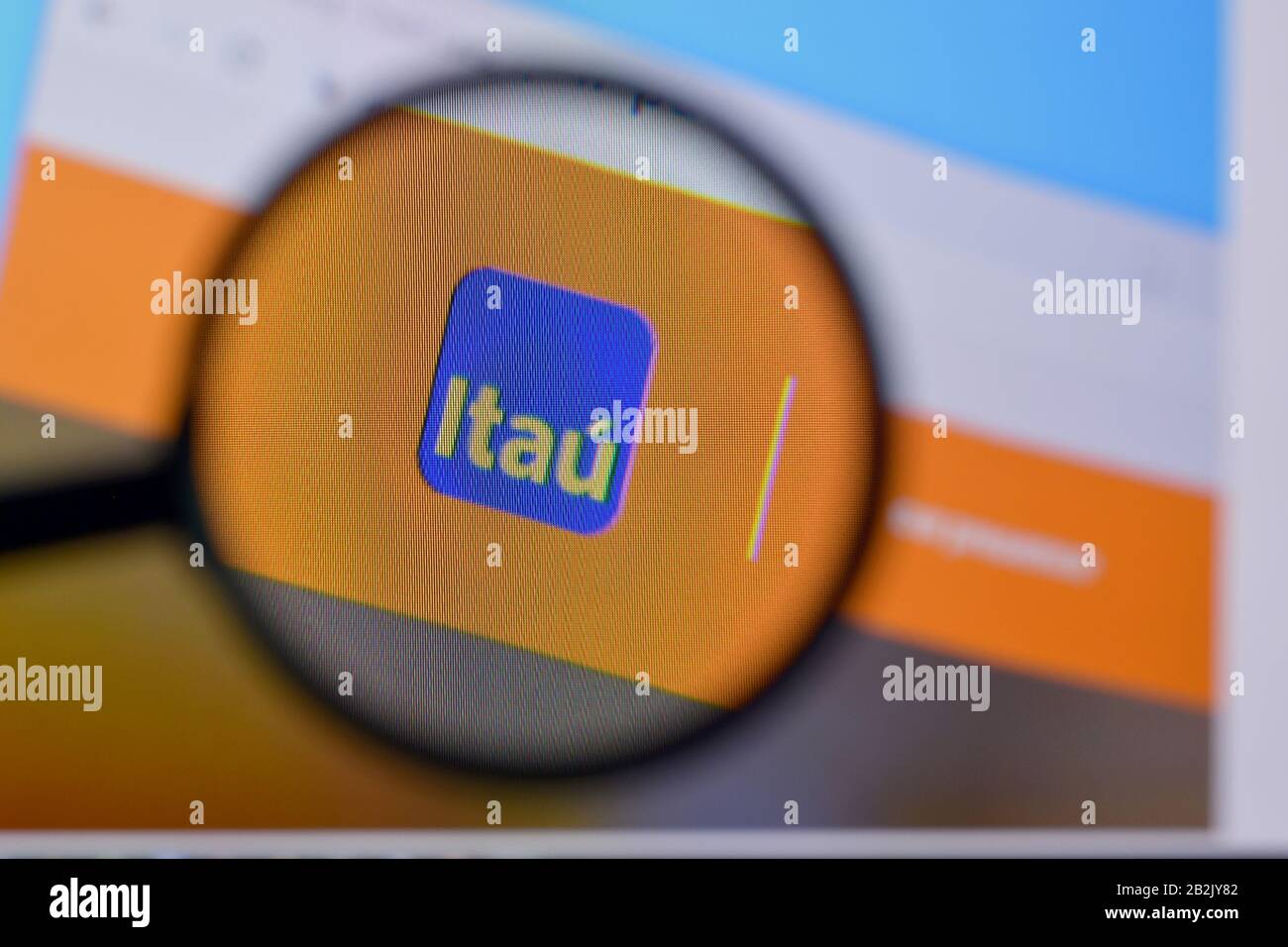 NY, USA - 29 FEBBRAIO 2020: Homepage del sito itau sul display di PC, url - itau.com. Foto Stock