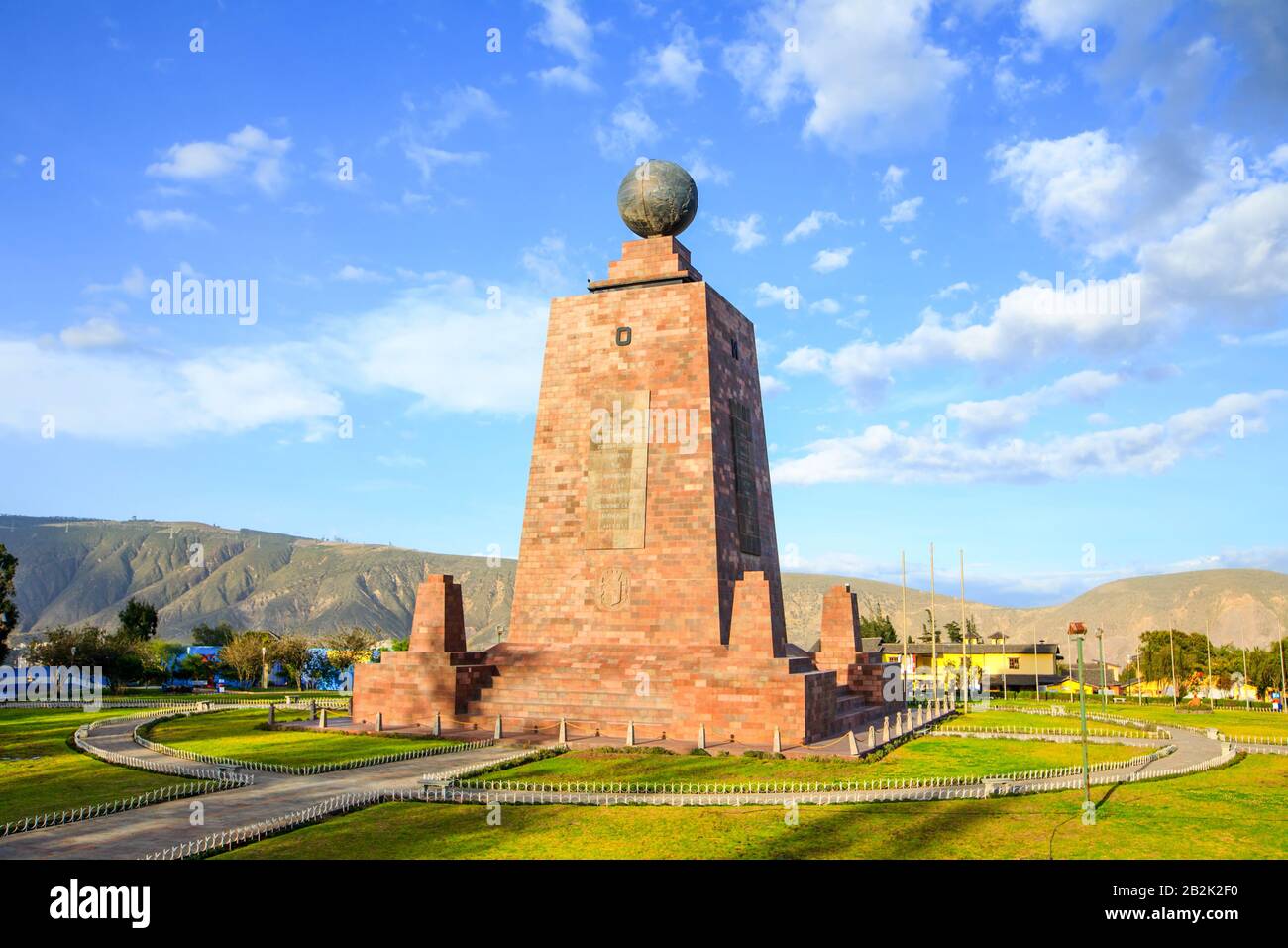 Il Grand Monument Di 30 Metri, Creato Tra Il 1979 E Il 1982, Fu Costruito Per La Linea Equatoriale Foto Stock