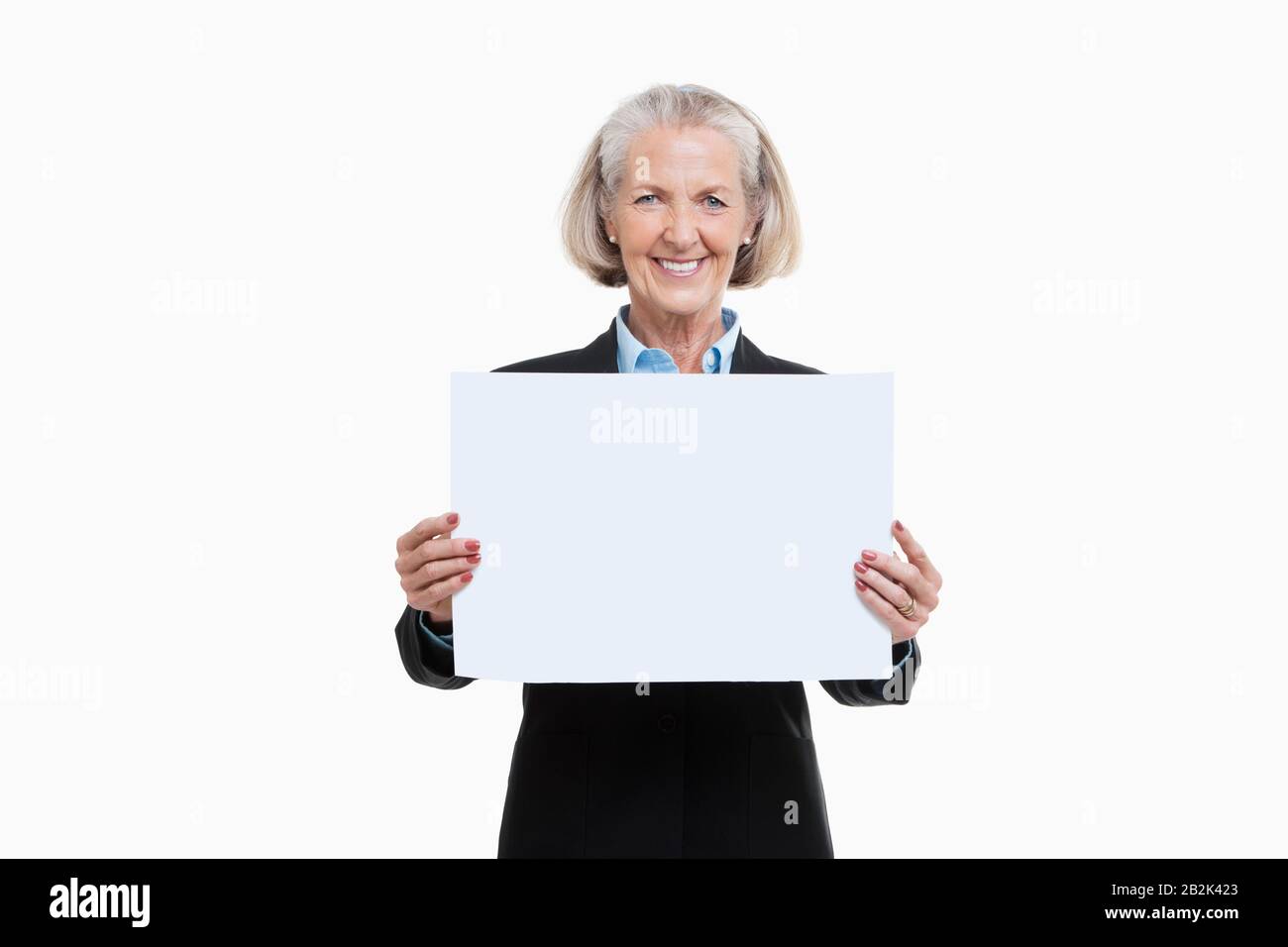 Ritratto di donna anziana che tiene una tavola bianca su sfondo bianco Foto Stock
