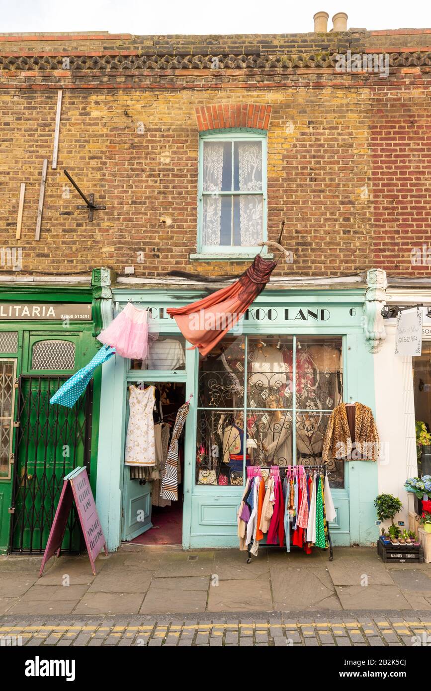 Negozio di abbigliamento vintage Cloud Cuckoo Land al largo di Camden Passage a Islington, Londra, Regno Unito Foto Stock