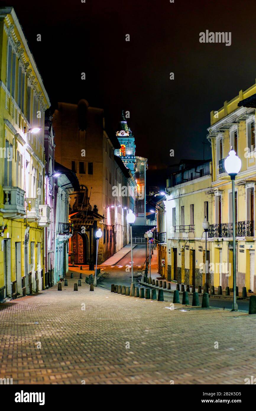 Immagine Notturna Nella Periferia Del Quartiere Di Quito, Famosa Per L'Alta Criminalità Rate Foto Stock