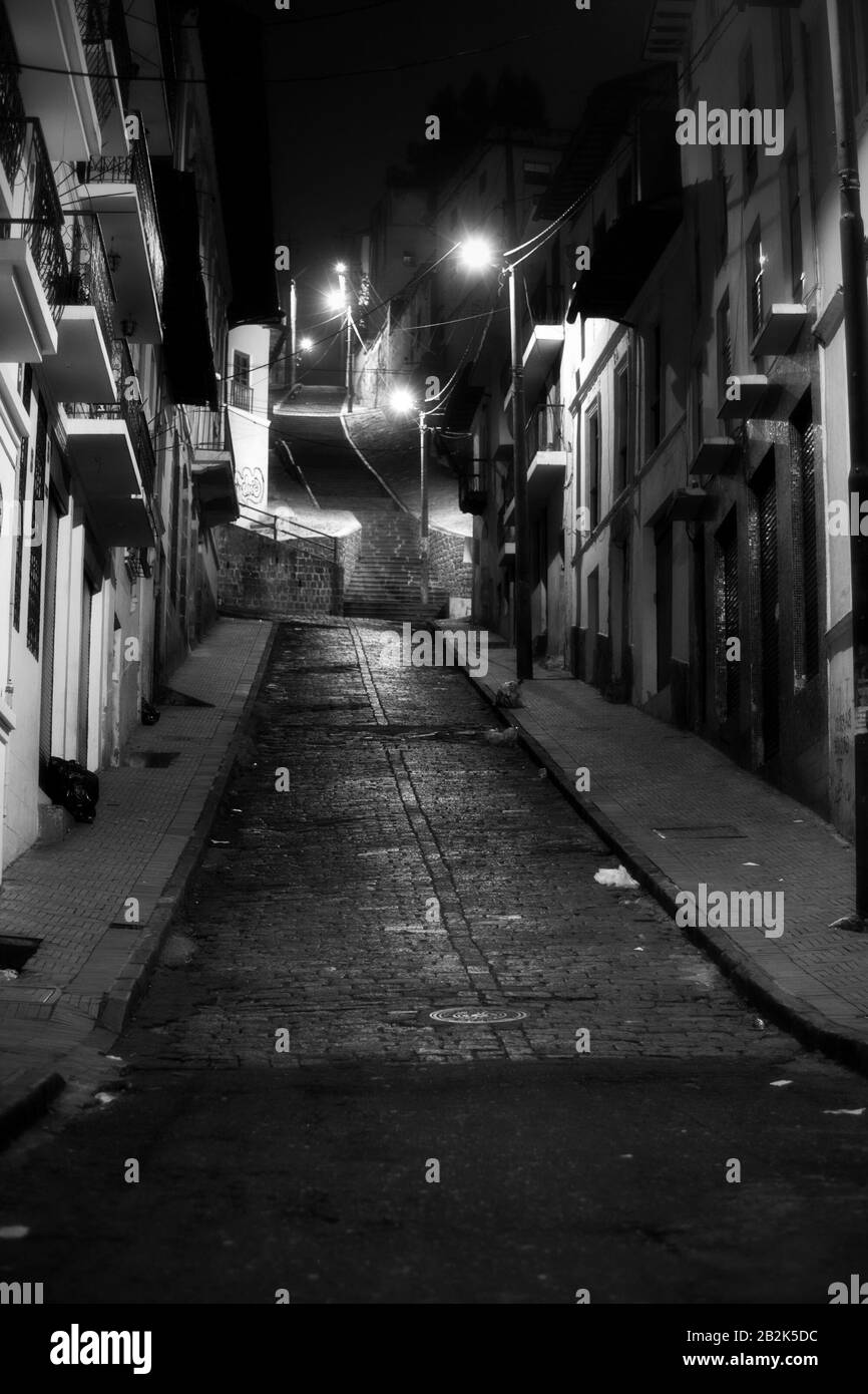 Immagine Notturna In Bianco E Nero Nella Periferia Del Quartiere Di Quito, Famosa Per L'Alta Tariffa Della Criminalità Foto Stock