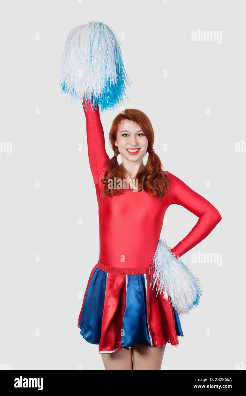 Ritratto di felice giovane donna in costume leader coraggio in piedi su sfondo grigio Foto Stock