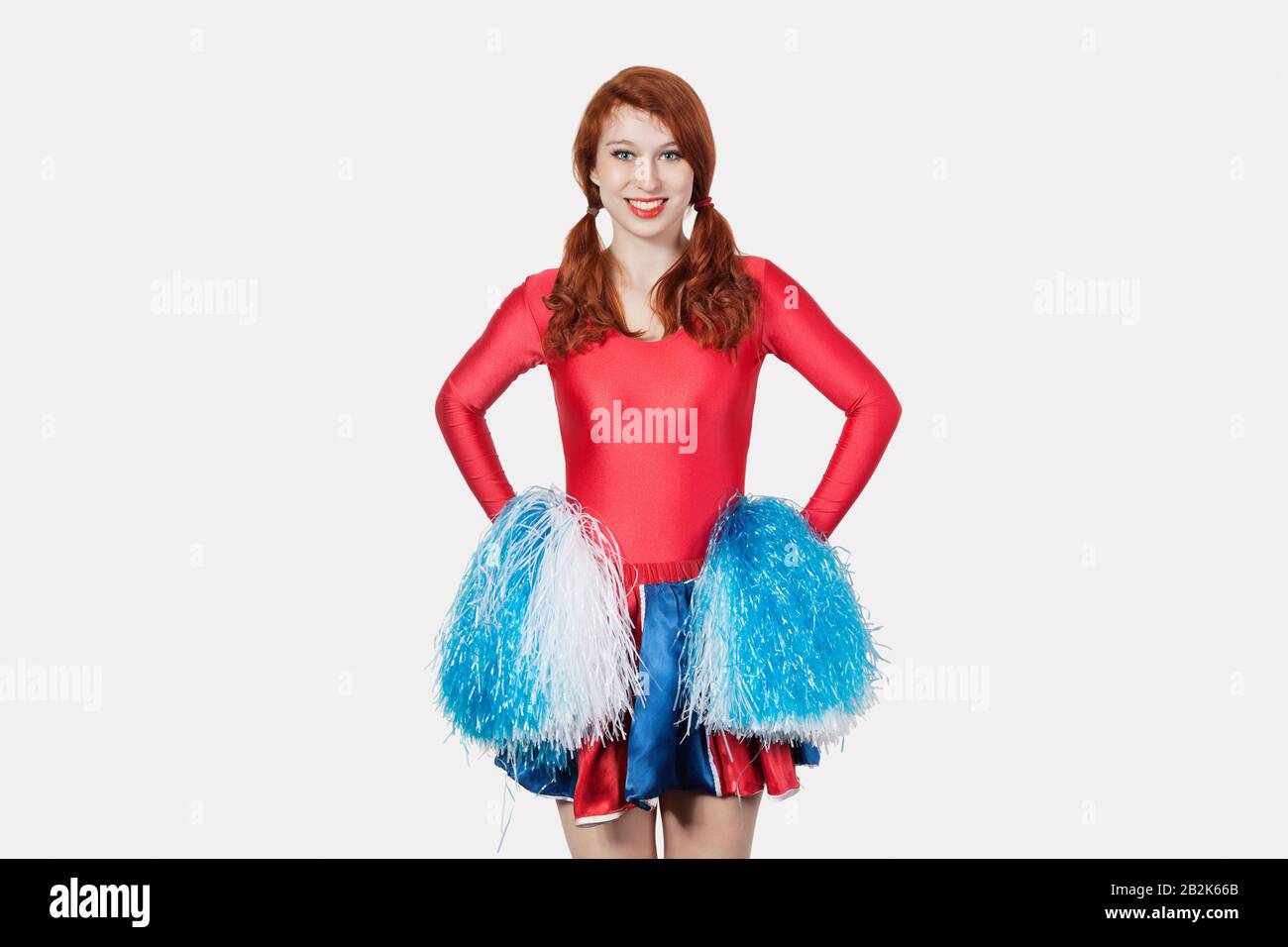 Ritratto di giovane donna in costume leader coraggio in piedi su sfondo grigio Foto Stock