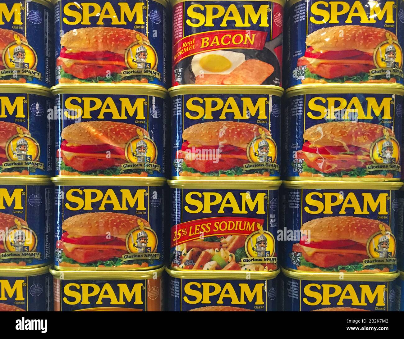 Austin, MINNESOTA - 21 GIUGNO 2017: Una mostra di Spam Cans al Spam Museum. Lo spazio è dedicato a Spam, il prodotto di carne precotto in scatola fatto b Foto Stock
