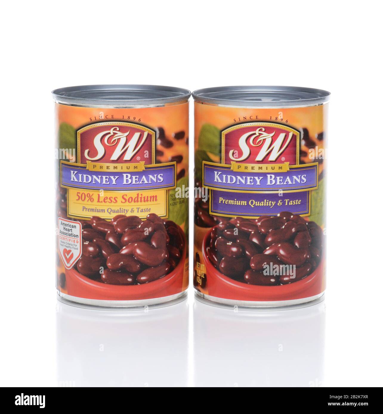 Irvine, CA - 19 FEBBRAIO 2015: Due lattine di fagioli rossi S&W, sale basso e regolari. S&W fine Foods è stata acquisita da del Monte Pacific nel 2001. Foto Stock