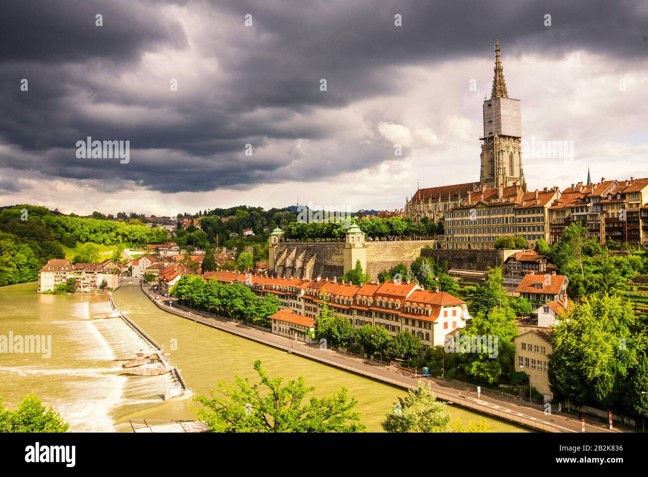 Fiume Aare in background di Berna mostra la elevata inclinazione dell'Argine Foto Stock