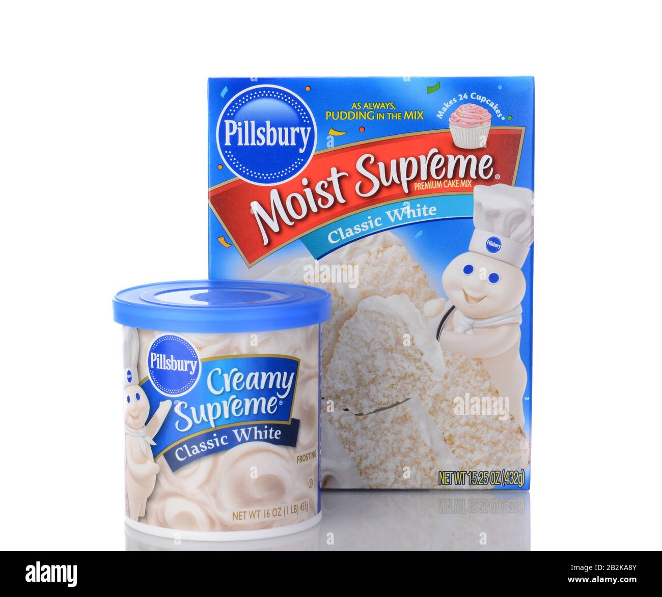 Irvine, CA - 05 gennaio 2014: Pillsbury Supreme Cake Mix And Frosting. Una scatola di miscela di torta bianca e una lattina di Cl Cremosa e Cremosa Foto Stock