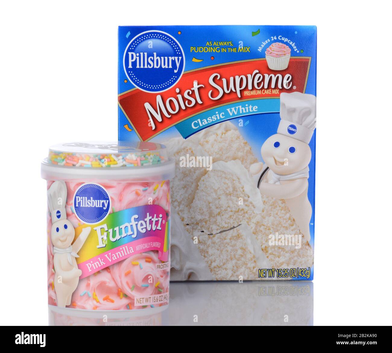 Irvine, CA - 05 gennaio 2014: Pillsbury Supreme Cake Mix E Funfetti Frosting. Una scatola di White Cake Mix e una lattina di Funfetti pronti per la diffusione Foto Stock