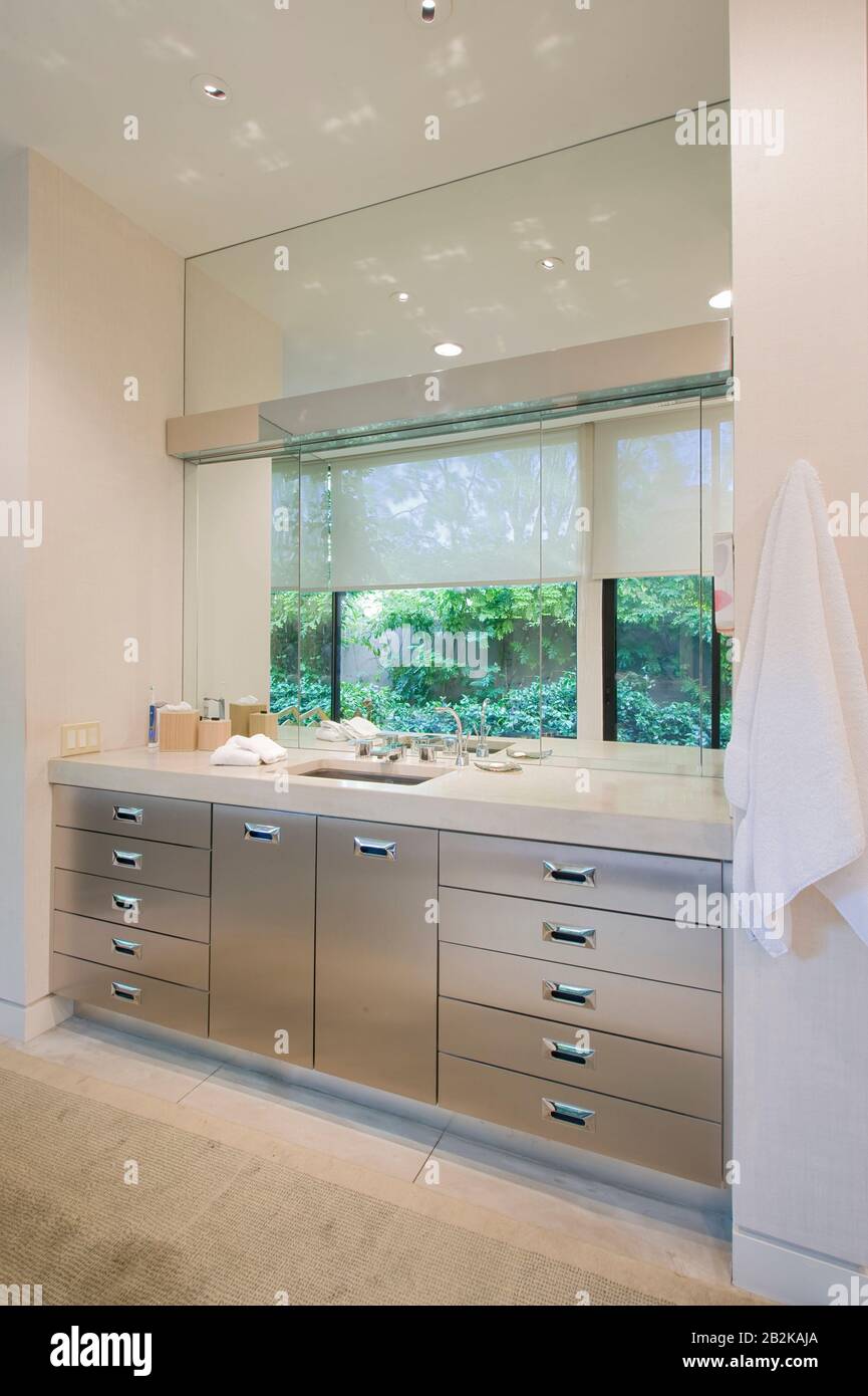 Bagno moderno con lavandino e bancone Foto Stock