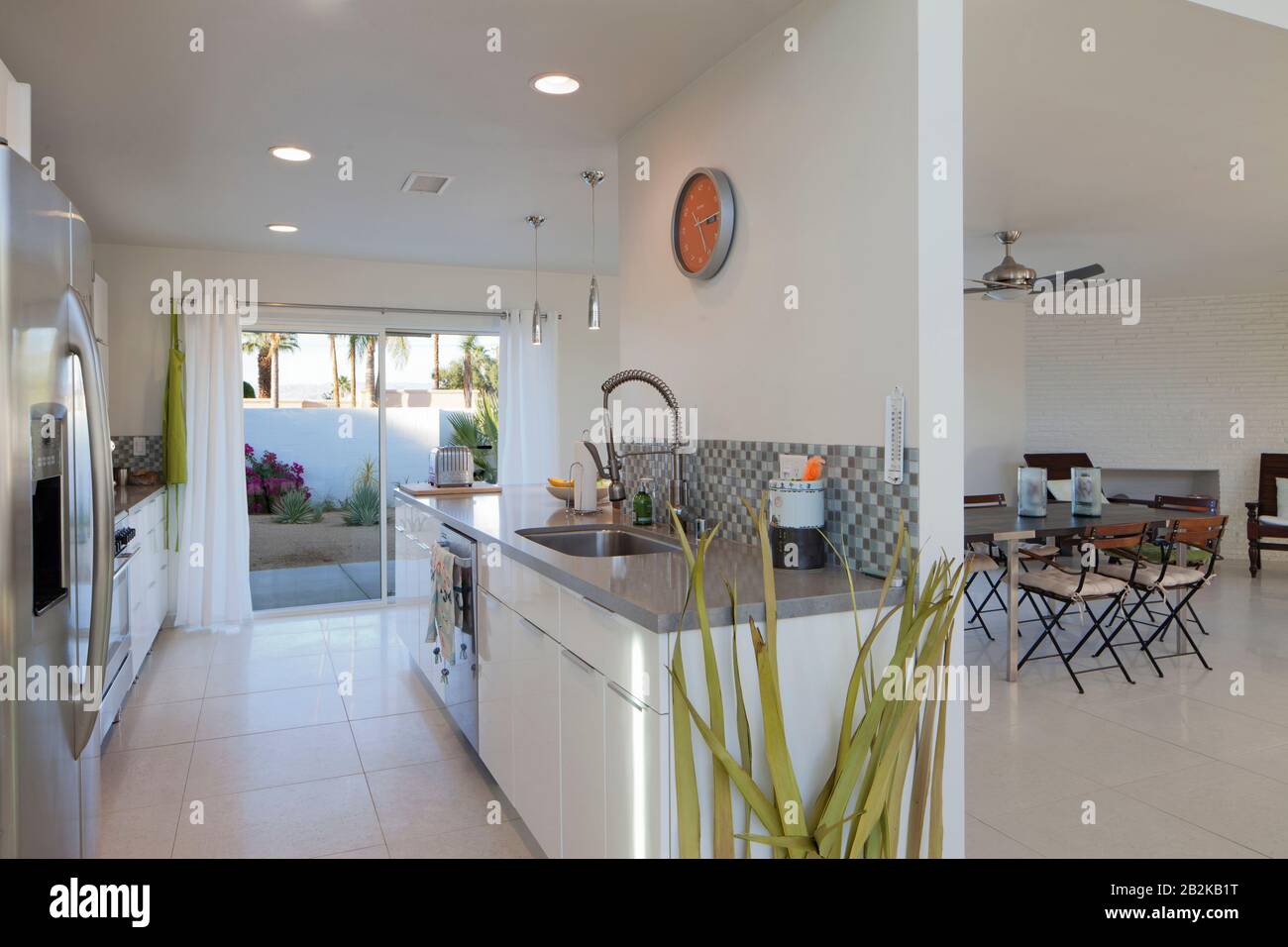 Cucina a vista e sala d'amore con porta scorrevole al giardino Foto Stock