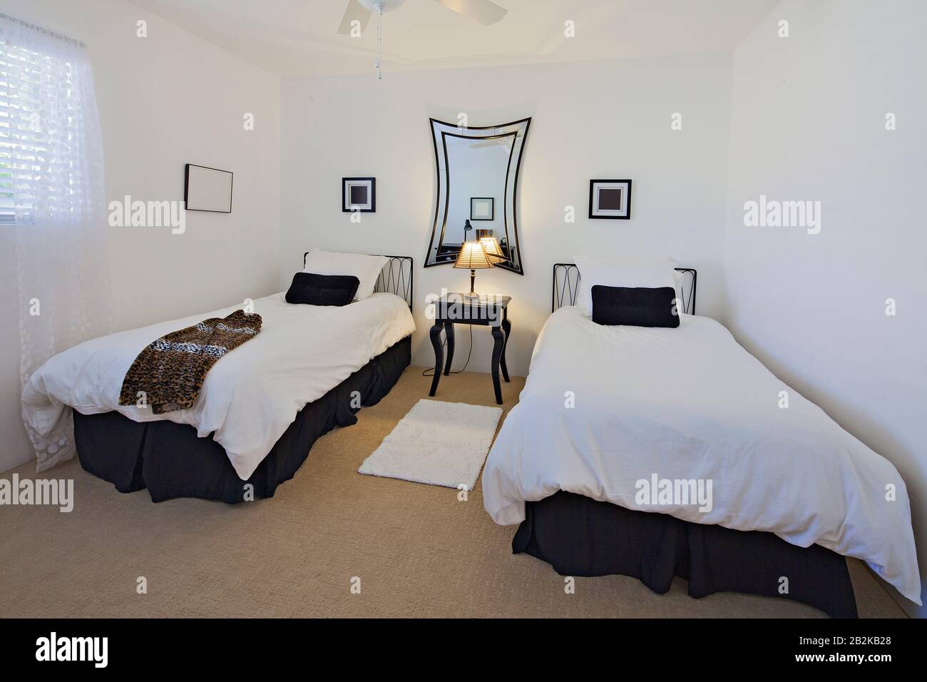 Camera singola con letti gemelli in una lussuosa casa Foto Stock