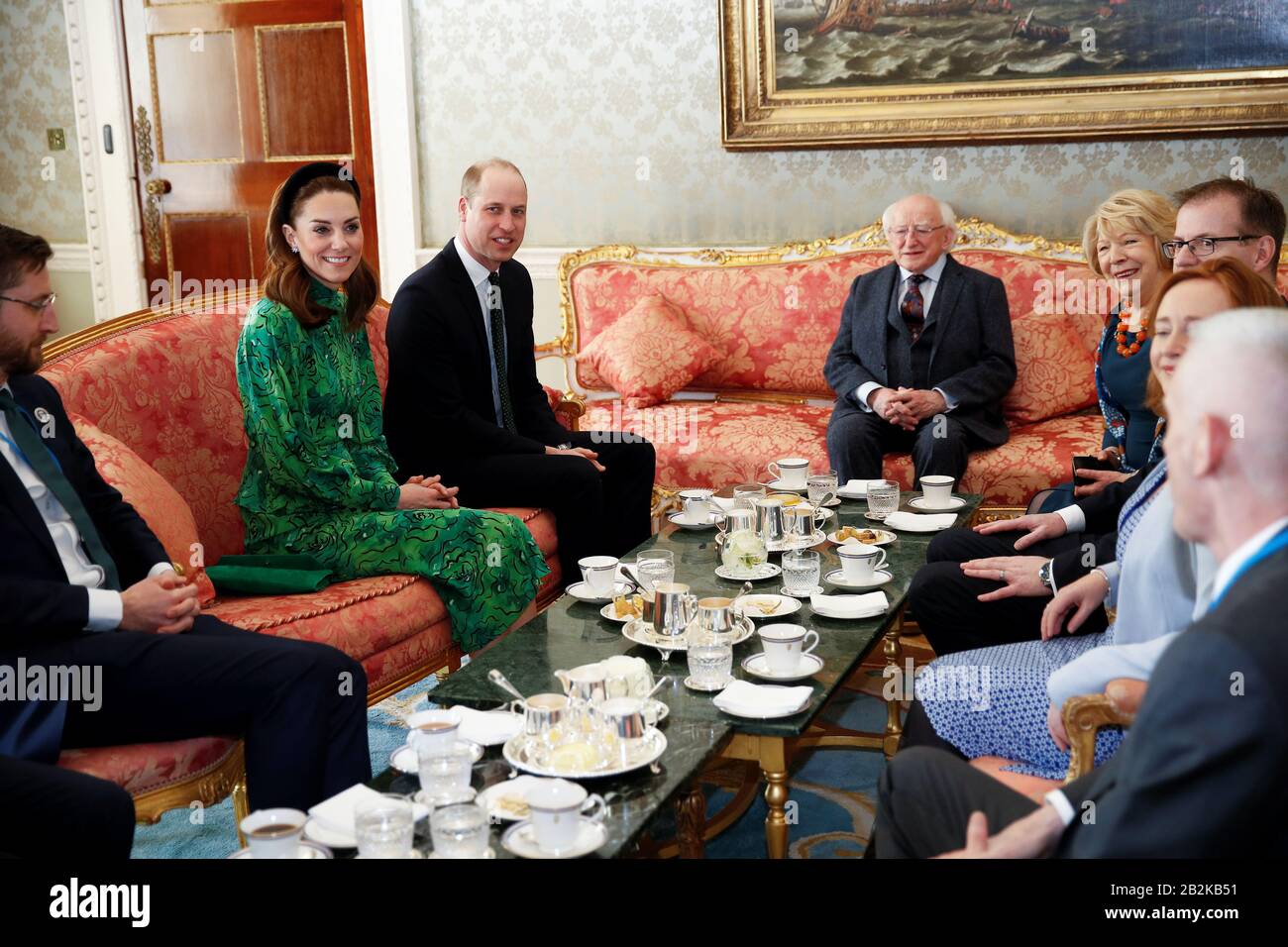 Il Duca e la Duchessa di Cambridge incontrano il Presidente dell'Irlanda, Michael D. Higgins e sua moglie Sabina Coyne ad Aras an Uachtarain, Dublino, durante la loro visita di tre giorni nella Repubblica d'Irlanda. Foto Stock