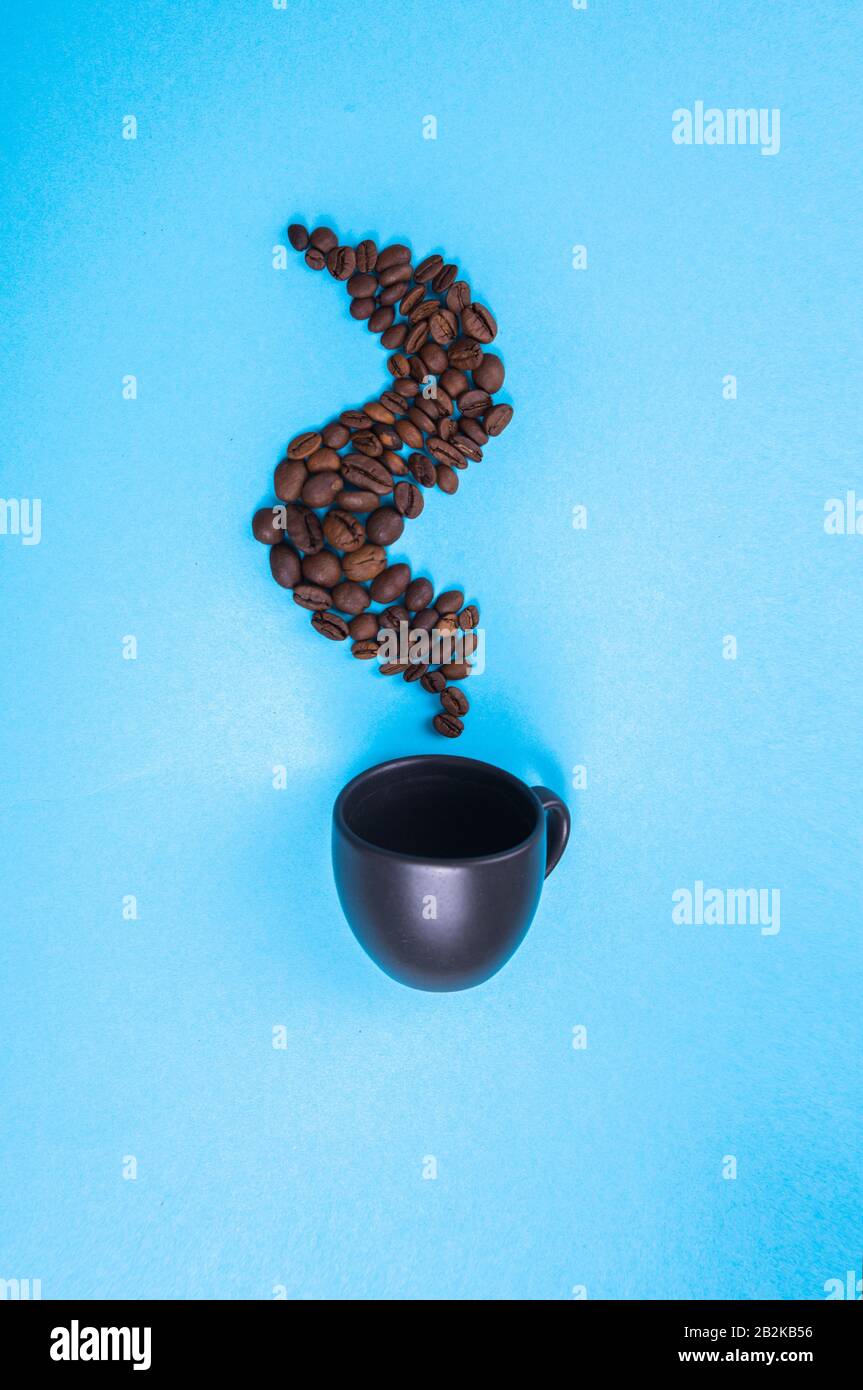 Tazza con chicchi di caffè. Astrazione e minimalismo del caffè. Foto Stock