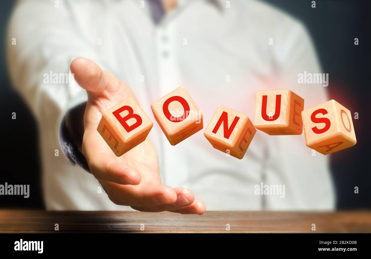 I cubi gettati da un uomo fanno IL BONUS di parola. Ricevi bonus, premi e preferenze. Aumento di stipendio, premio di stipendio per holidays.Favorevole acquisto e spe Foto Stock