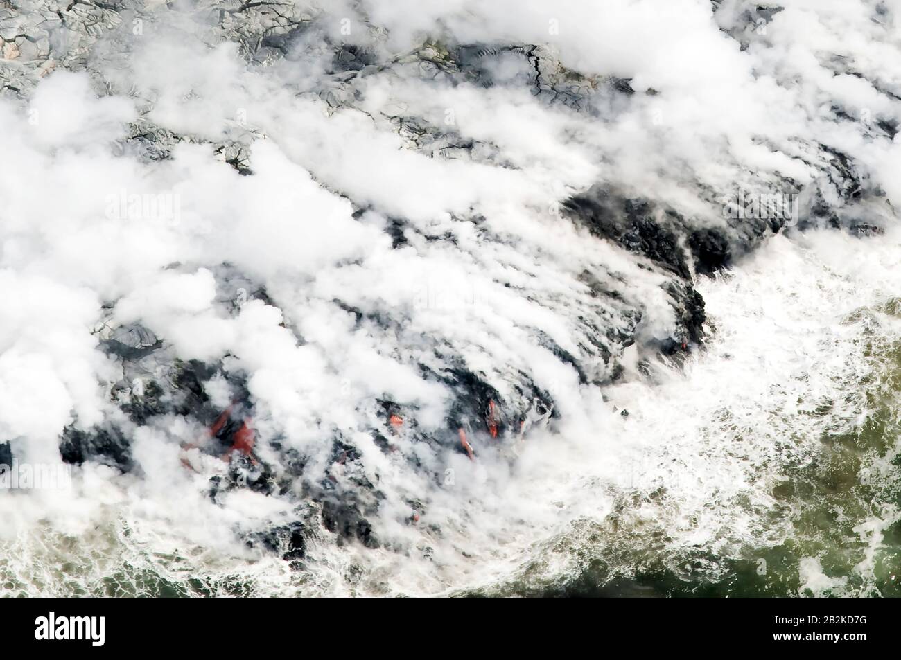 Lava raggiunge l'oceano, rimodellando la Big Island delle Hawaii. Fotografia Aerea. Foto Stock
