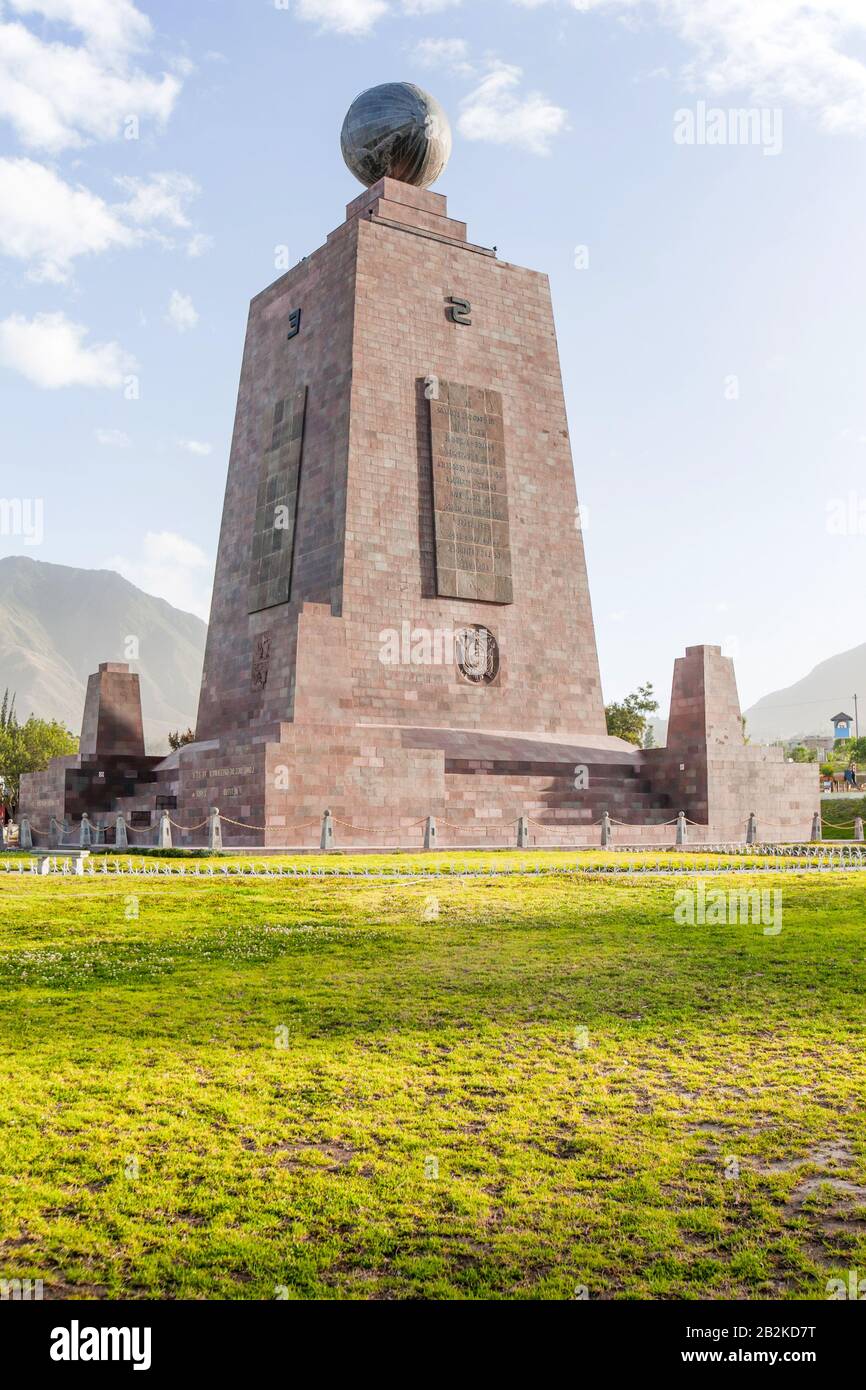 Il Monumento Grande Di 30 Misure, Realizzato Tra Il 1979 E Il 1982, Fu Innalzato Verso Mark The Equatorial Line Foto Stock