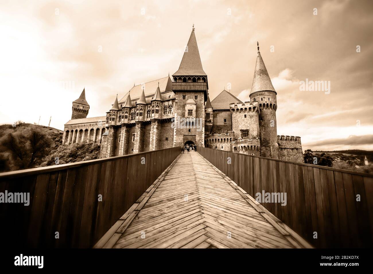 Si è creduto per essere il luogo dove Vlad III di Valacchia comunemente noto come Dracula è stato tenuto prigioniero si trova nella città di Hunedoara obiettivo grandangolare sulla Tr Foto Stock