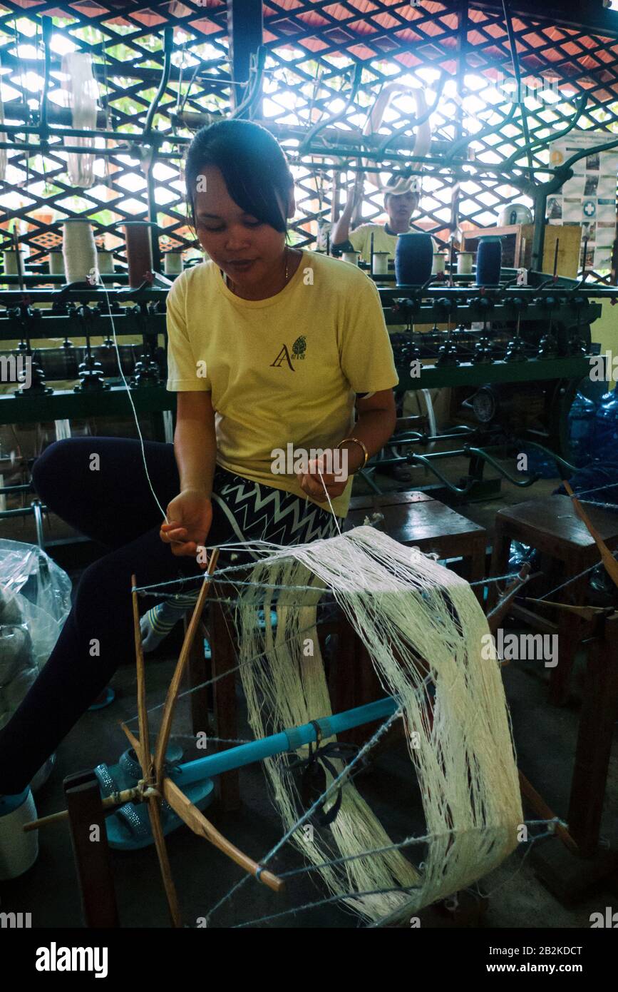 Siem Reap, Cambogia, Asia: La bobinatura di fili di seta nei laboratori del progetto Artisan Angkor Foto Stock