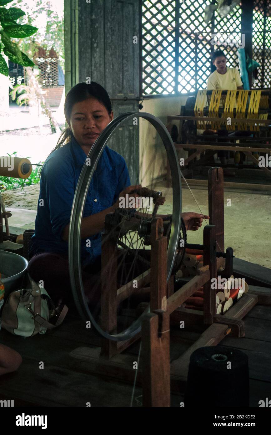 Siem Reap, Cambogia, Asia: La bobinatura di fili di seta nei laboratori del progetto Artisan Angkor Foto Stock