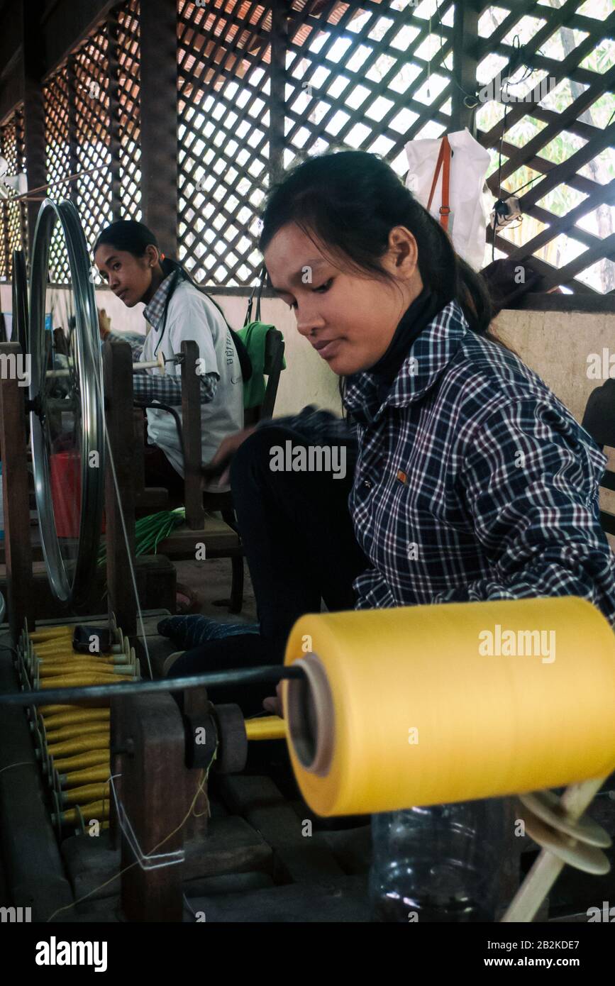 Siem Reap, Cambogia, Asia: La bobinatura di fili di seta nei laboratori del progetto Artisan Angkor Foto Stock